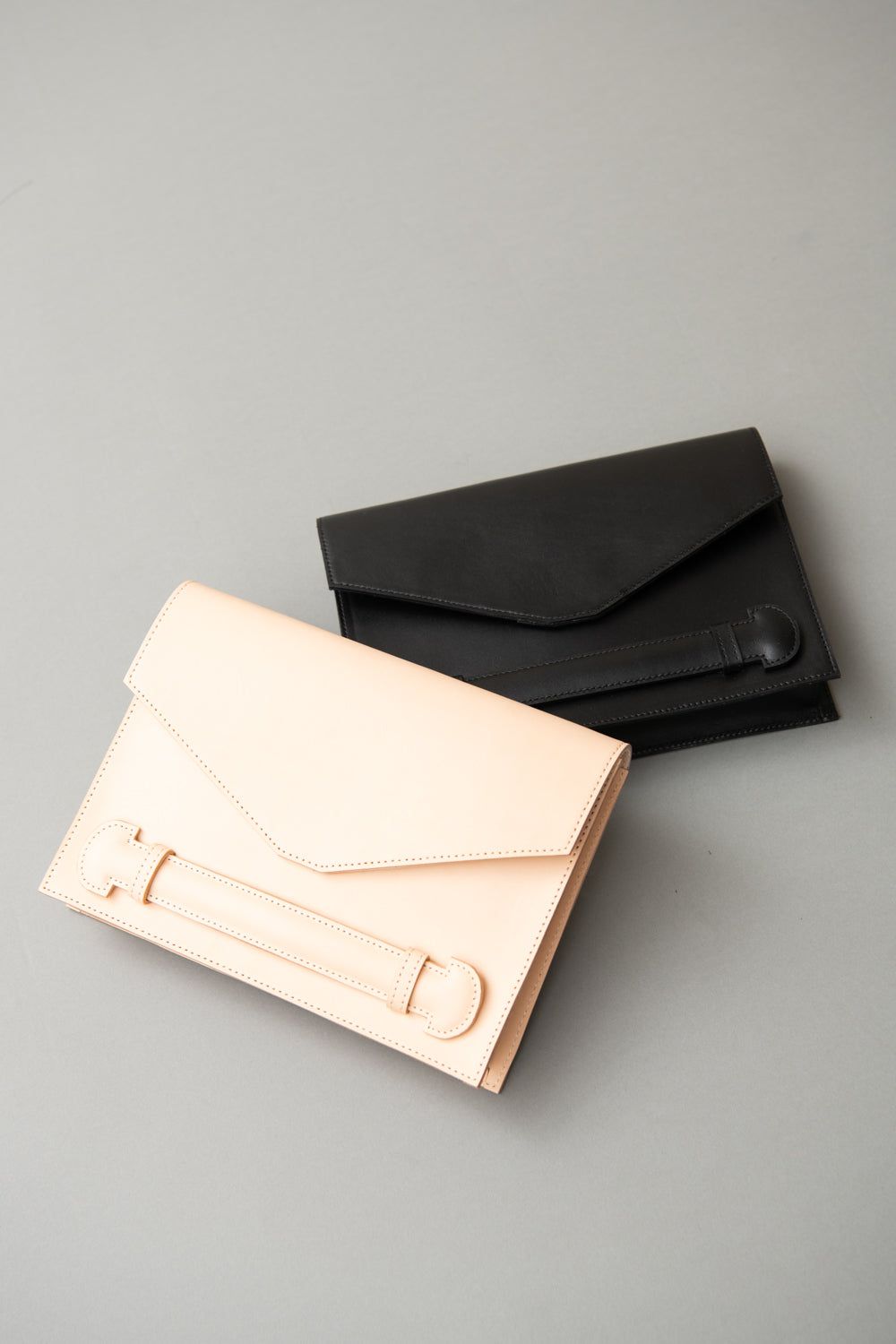 DICTIONARY LEATHER CLUTCH BAG / クラッチバッグ