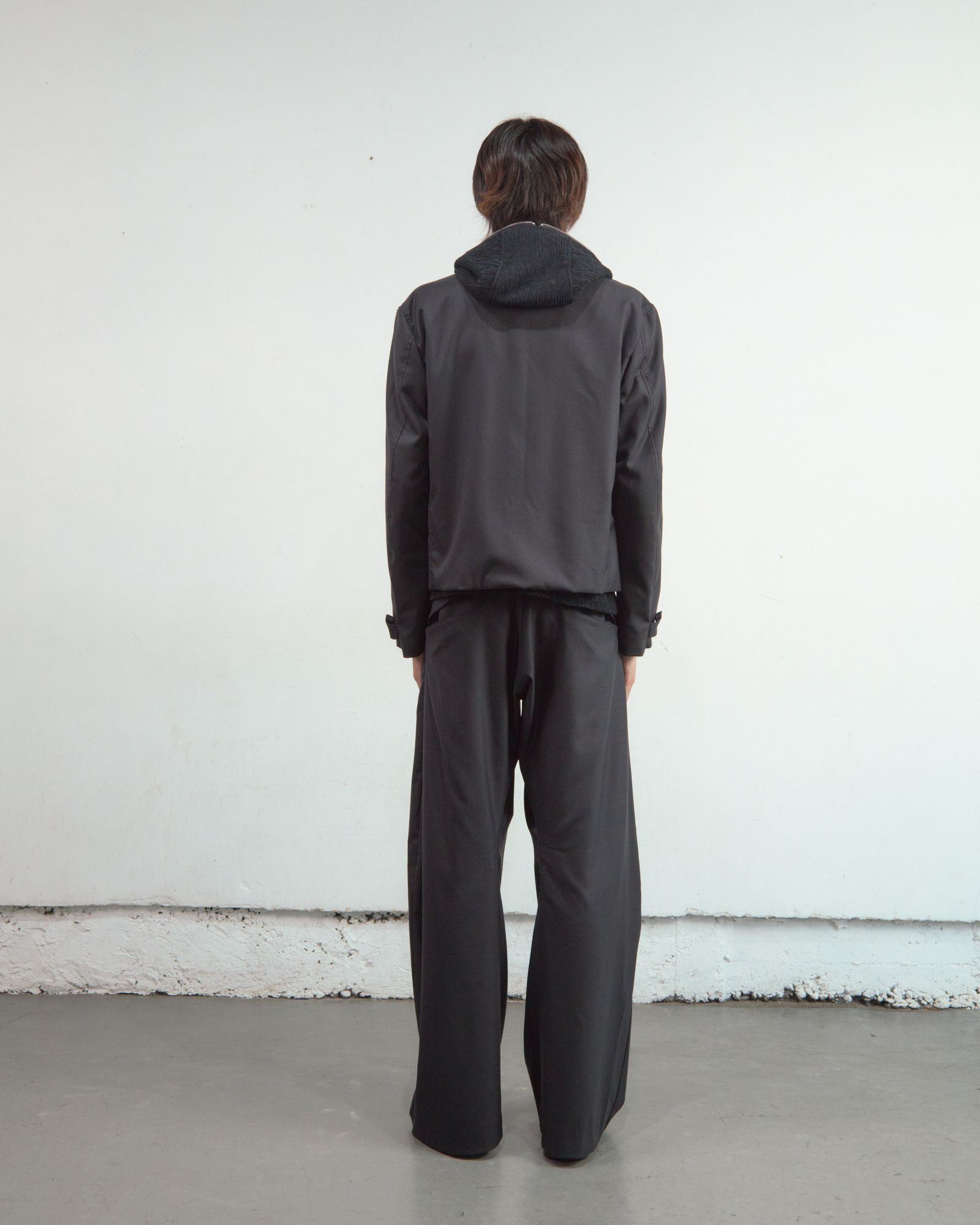 2TUCKED CURVED LEG TROUSERS（BLACK）