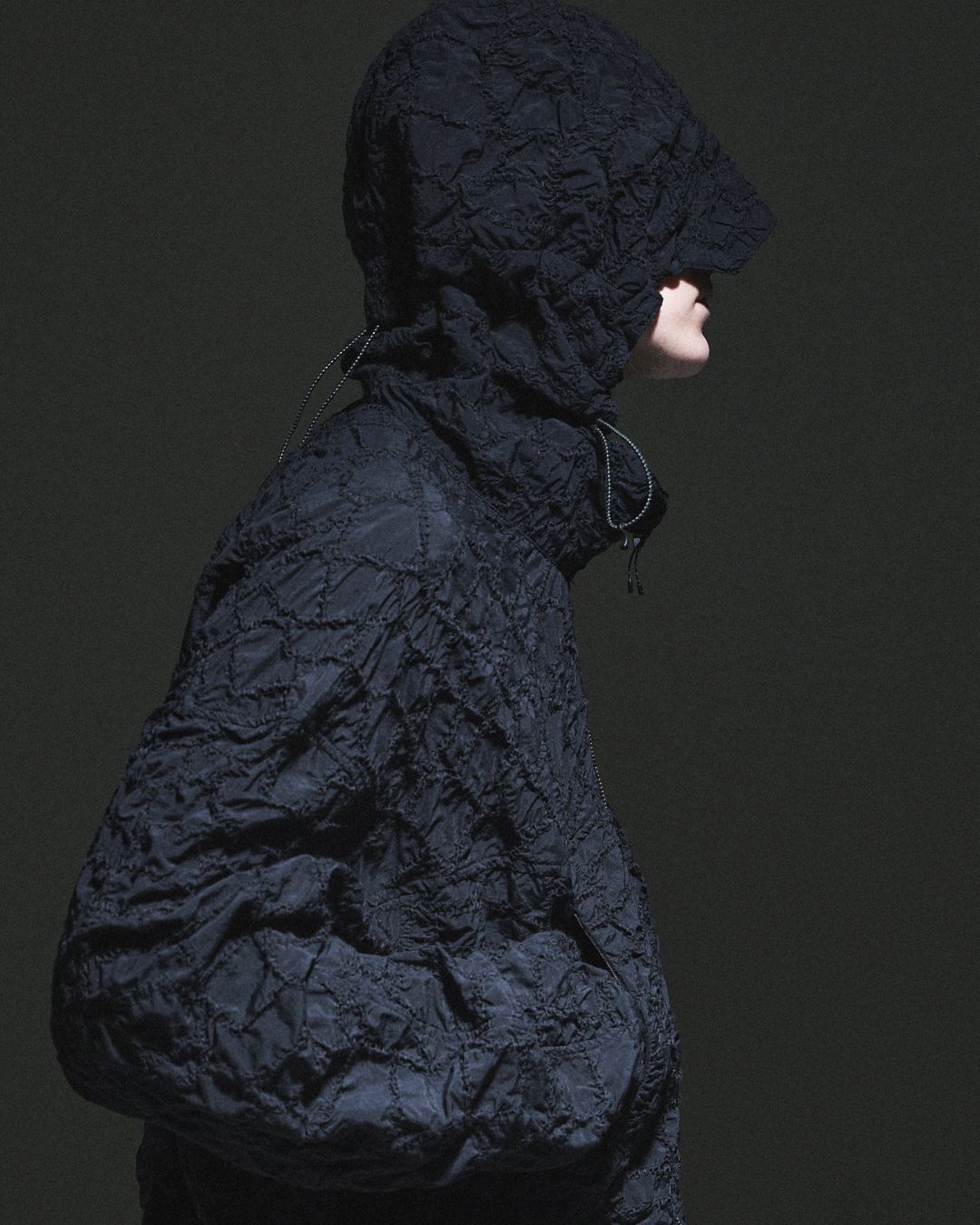 EMB.CODE SHELL HOODIE（BLACK）