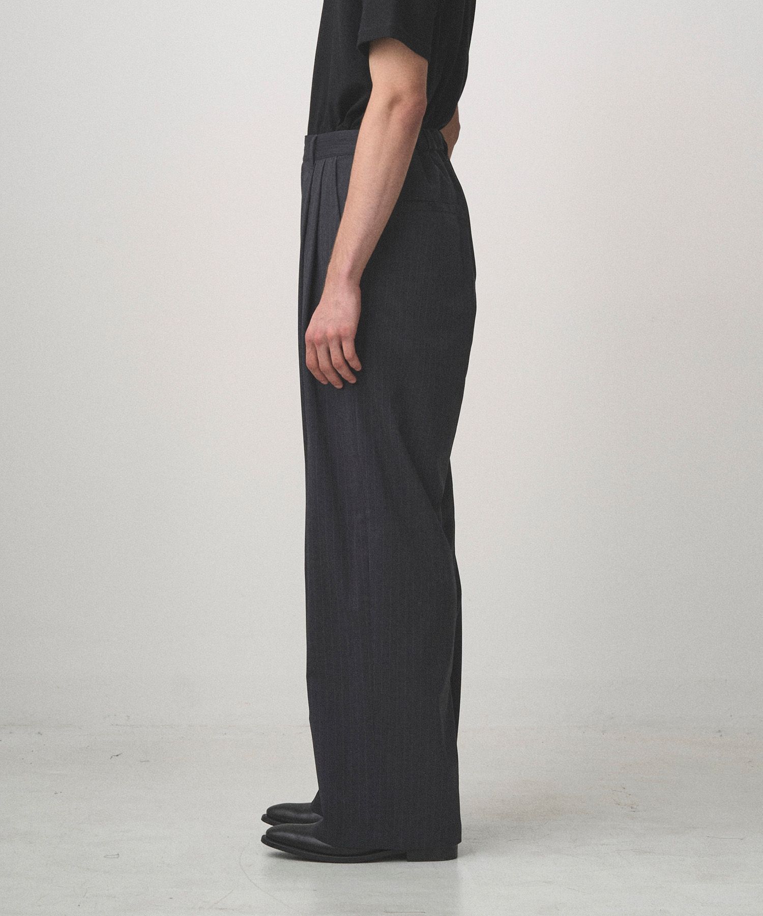 2TUCK WIDE PINSTRIPE PANTS（CHARCOAL）