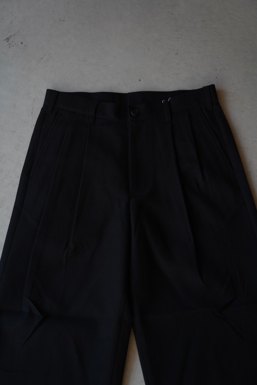 WOOL COTTON 2 TUCK TROUSERS（BLACK）