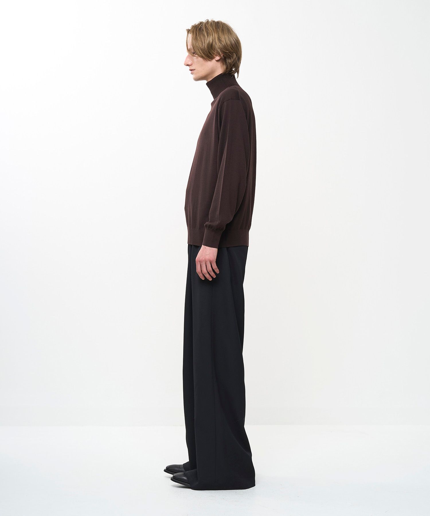 STRUCTURED TURTLENECK KNIT（BROWN）