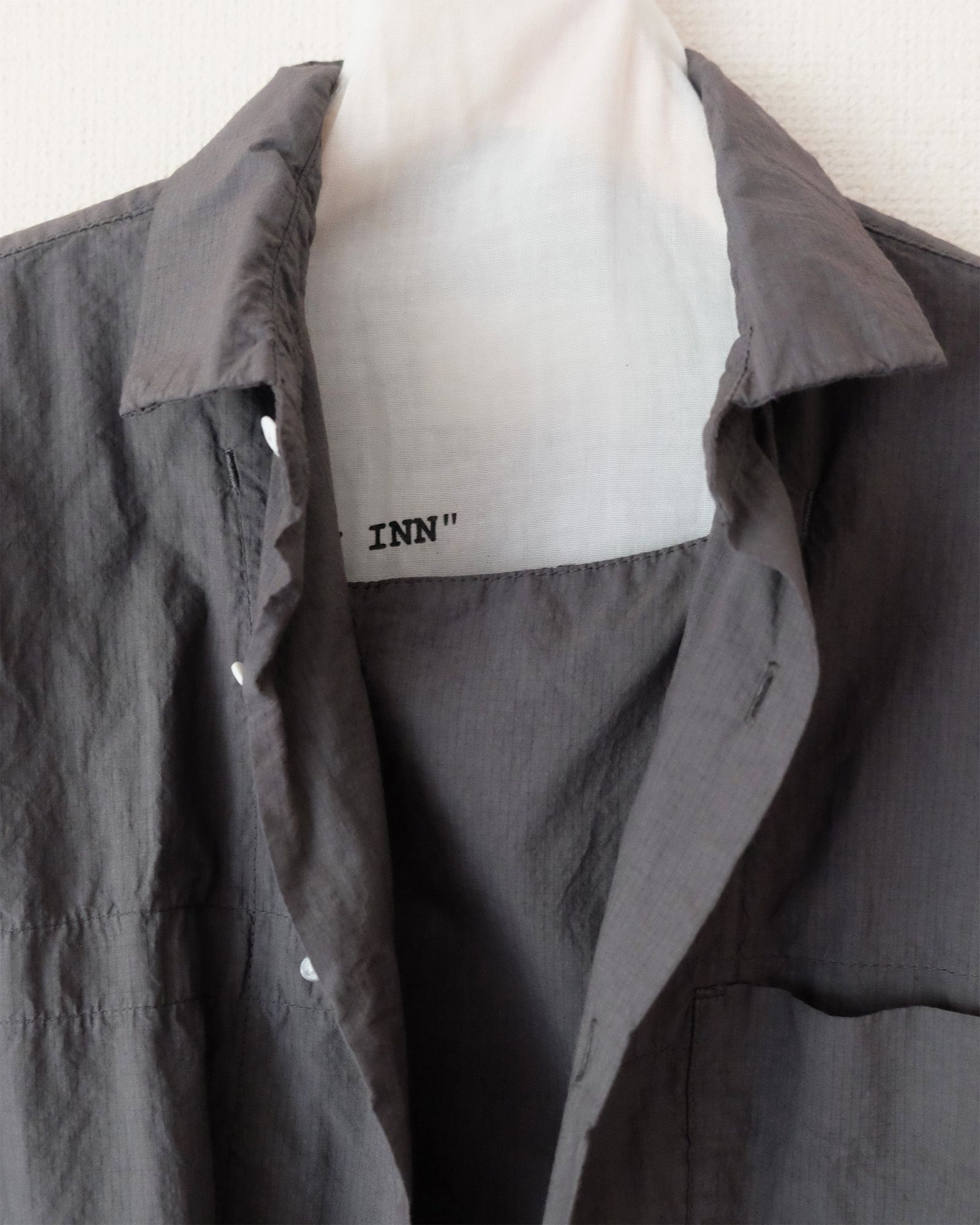 INNAT(インアット)LOOSE BOX SHIRT