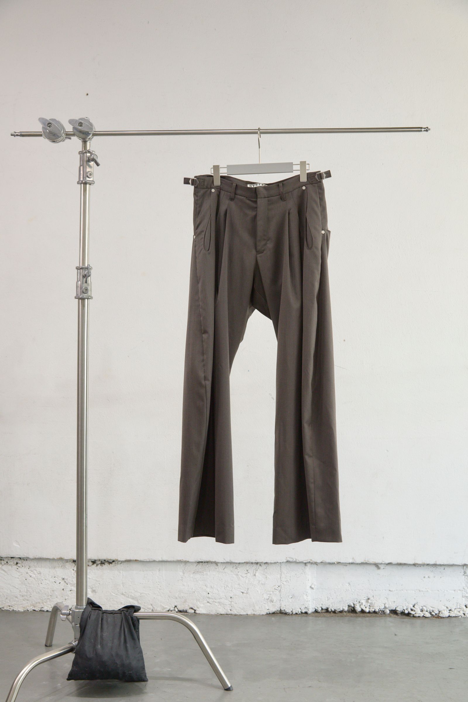 2TUCKED CURVED LEG TROUSERS（BROWN）