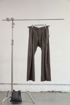 2TUCKED CURVED LEG TROUSERS（BROWN）
