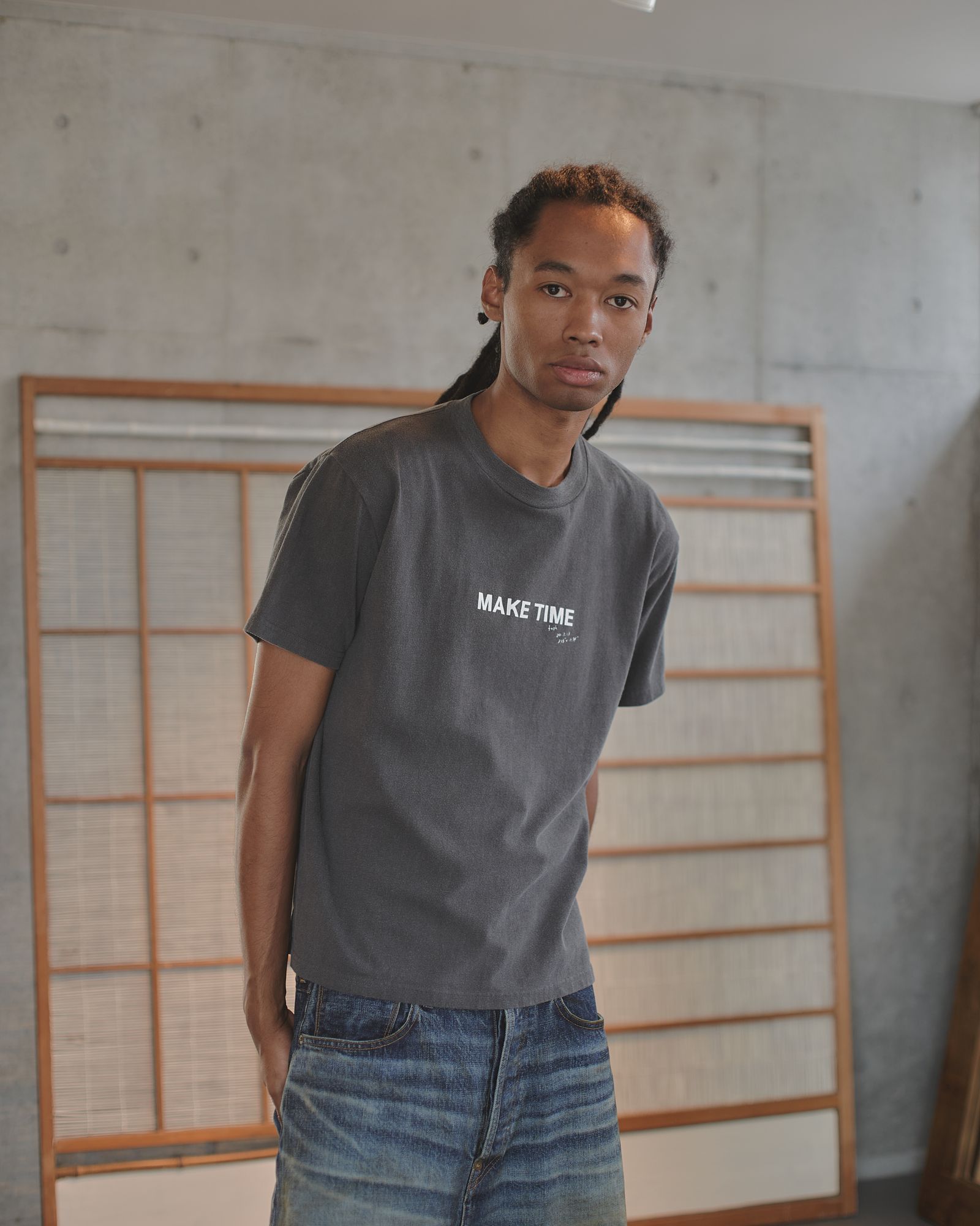 MAKE TIME TEE（CHARCOAL）