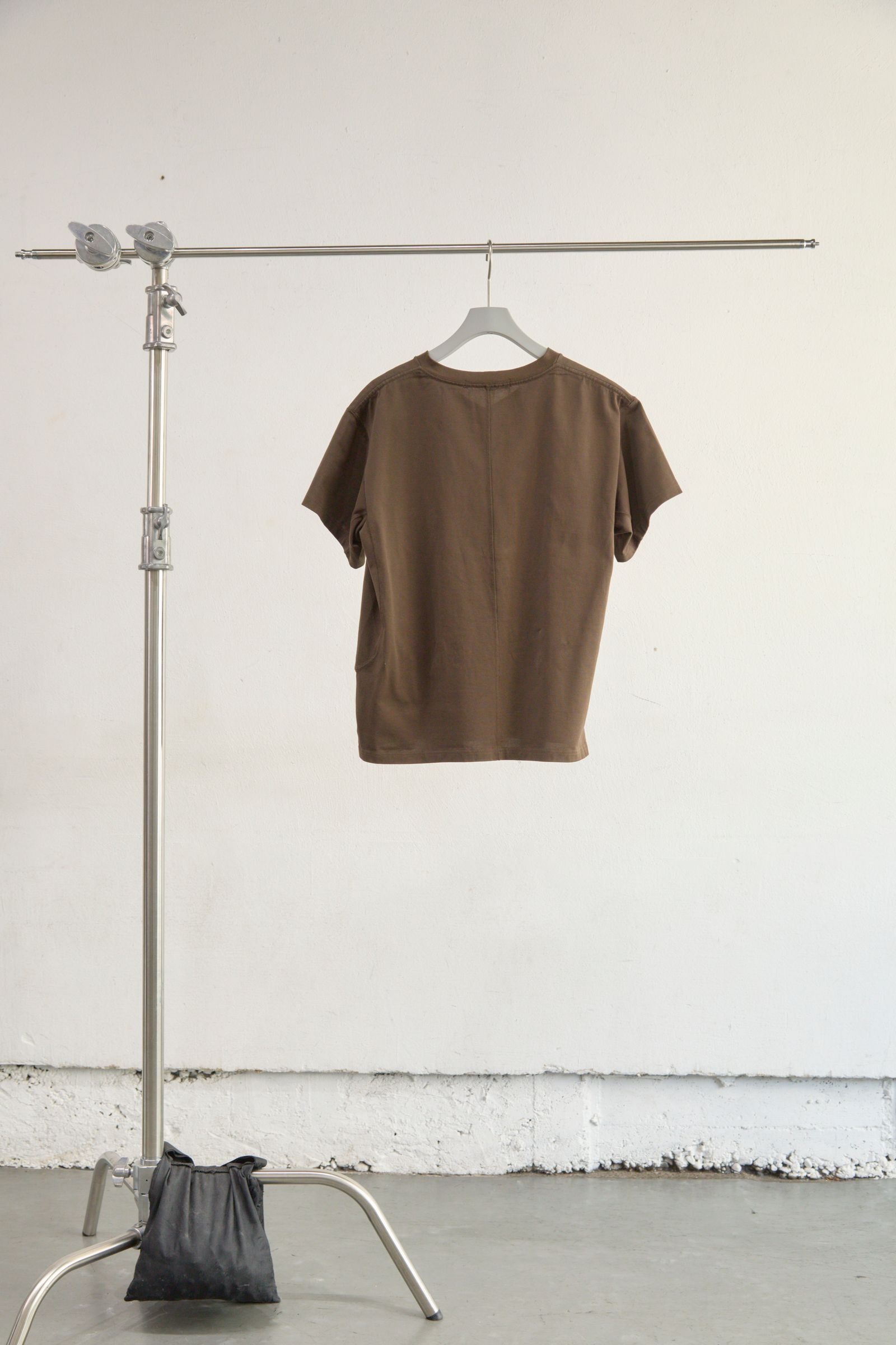 PANELLED V-NECK HALF SLEEVE T-SHIRT（BROWN）