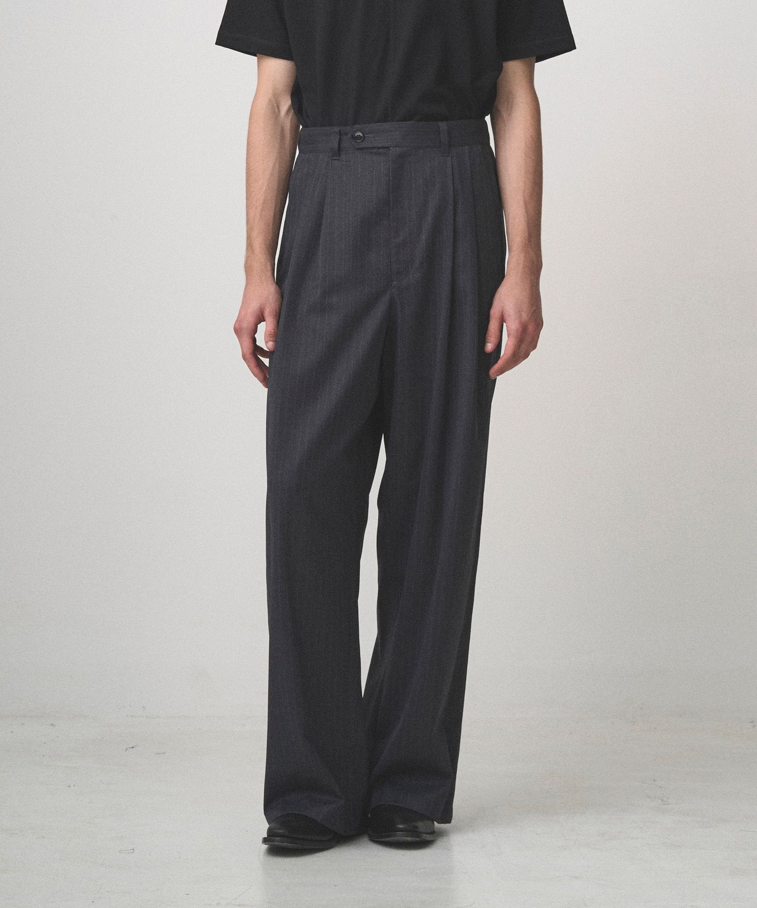 2TUCK WIDE PINSTRIPE PANTS（CHARCOAL）