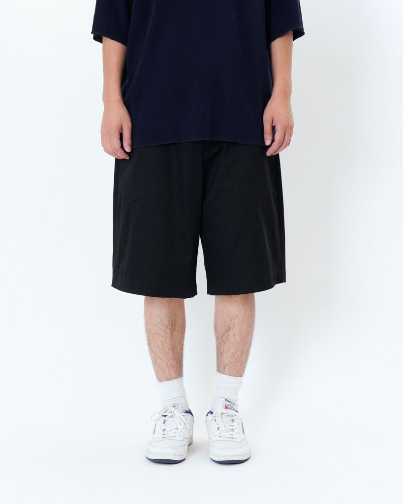 NO TUCK CHINO SHORTS（BLACK）