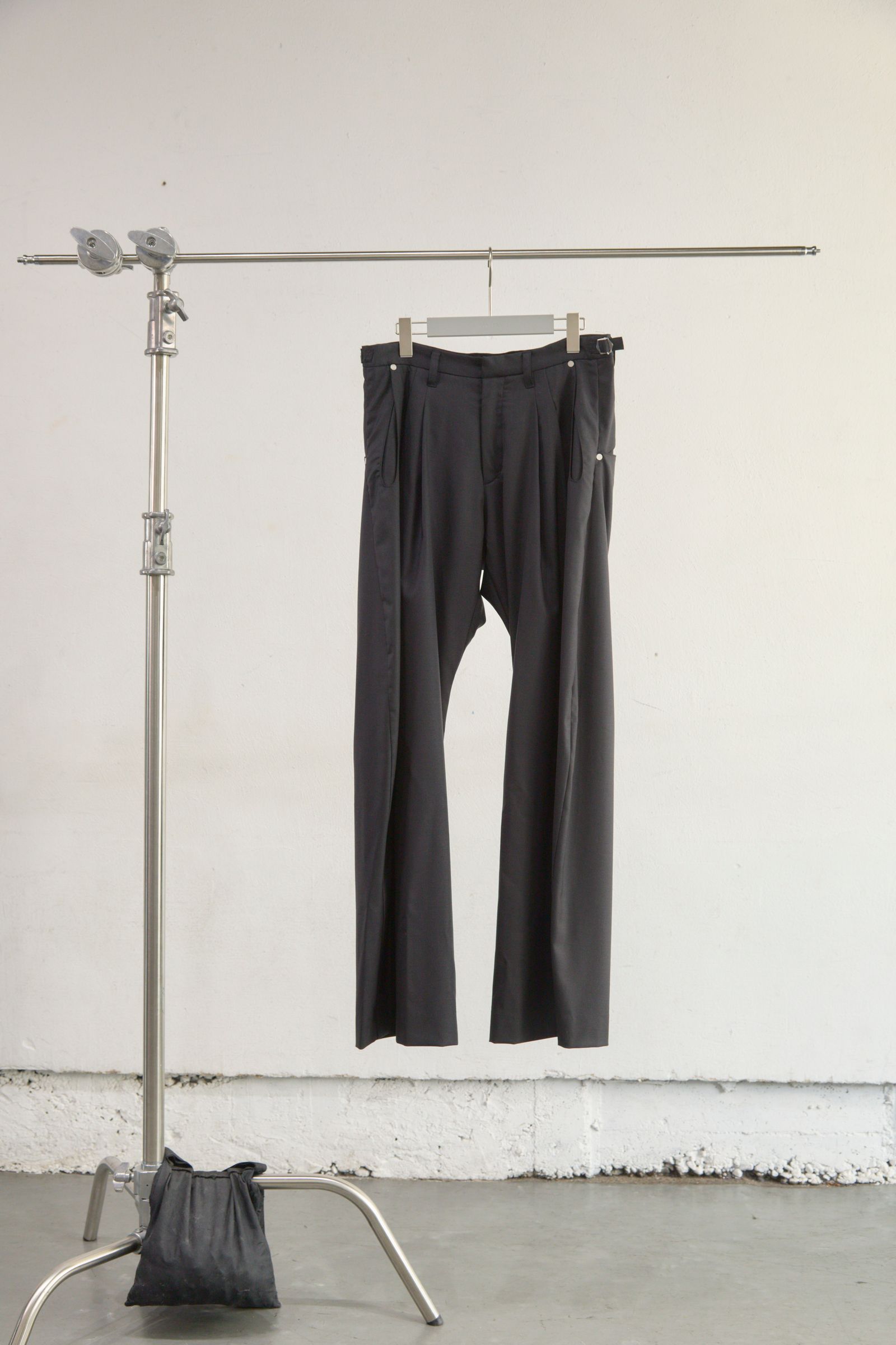 2TUCKED CURVED LEG TROUSERS（BLACK）