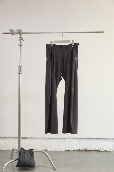 2TUCKED CURVED LEG TROUSERS（BLACK）