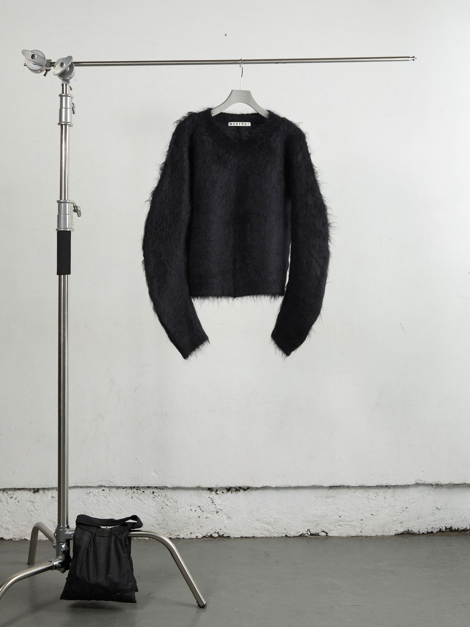 BRUSHED MOHAIR V-NECK SWEATER（BLACK）