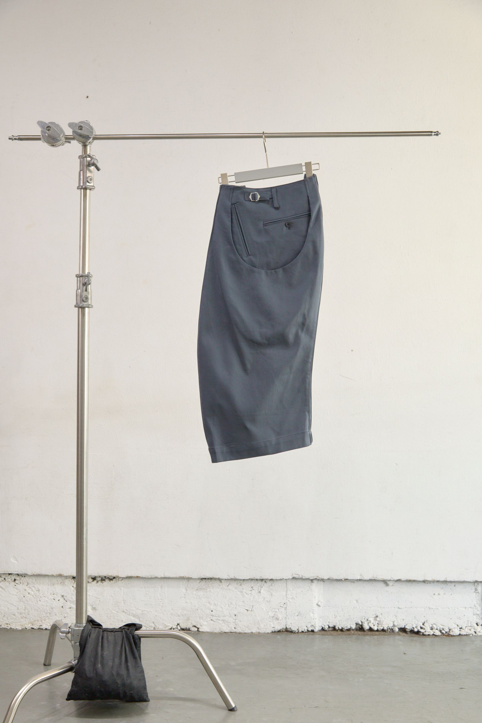 S CURVED UTILITY CAPRI TROUSERS（SLATE BLUE）