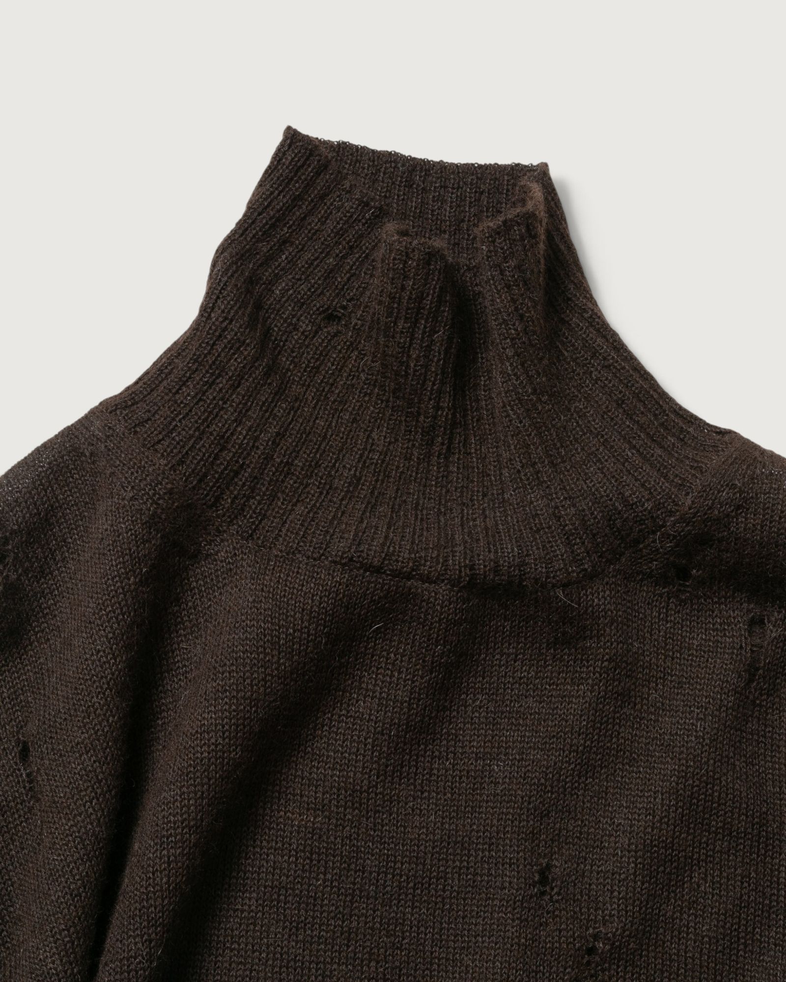 TURTLENECK SWEATER（BROWN）