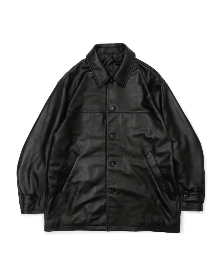 LEATHER CAR COAT 253-60702
新型の牛革のナッパレザーを使用したカーコートです。
程よいサイズ感に仕上げ、ディテールは極力シンプルに。
本水牛のオリジナルボタンを使用しております。内ポケット付き。