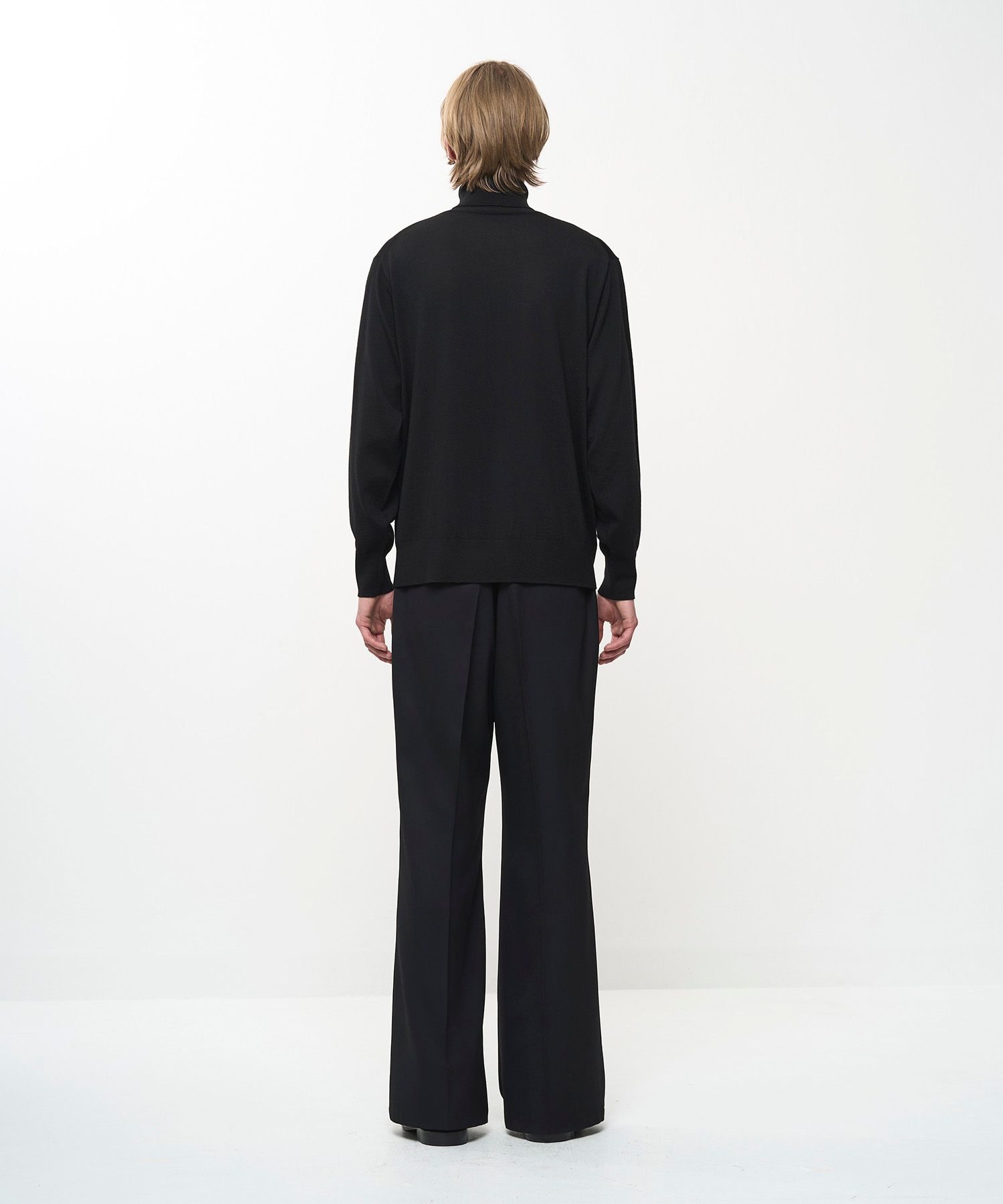STRUCTURED TURTLENECK KNIT（BLACK）
