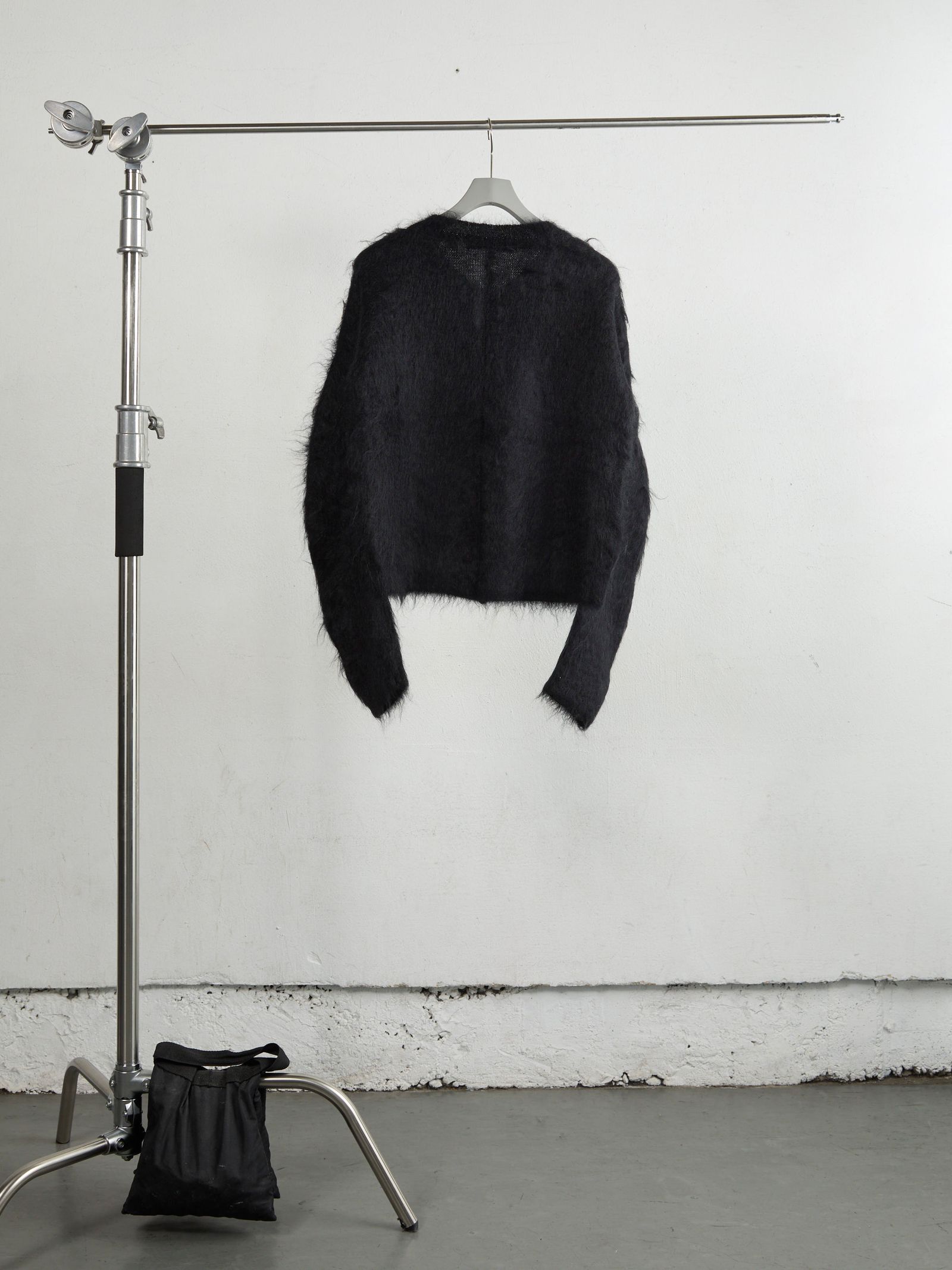 BRUSHED MOHAIR V-NECK SWEATER（BLACK）