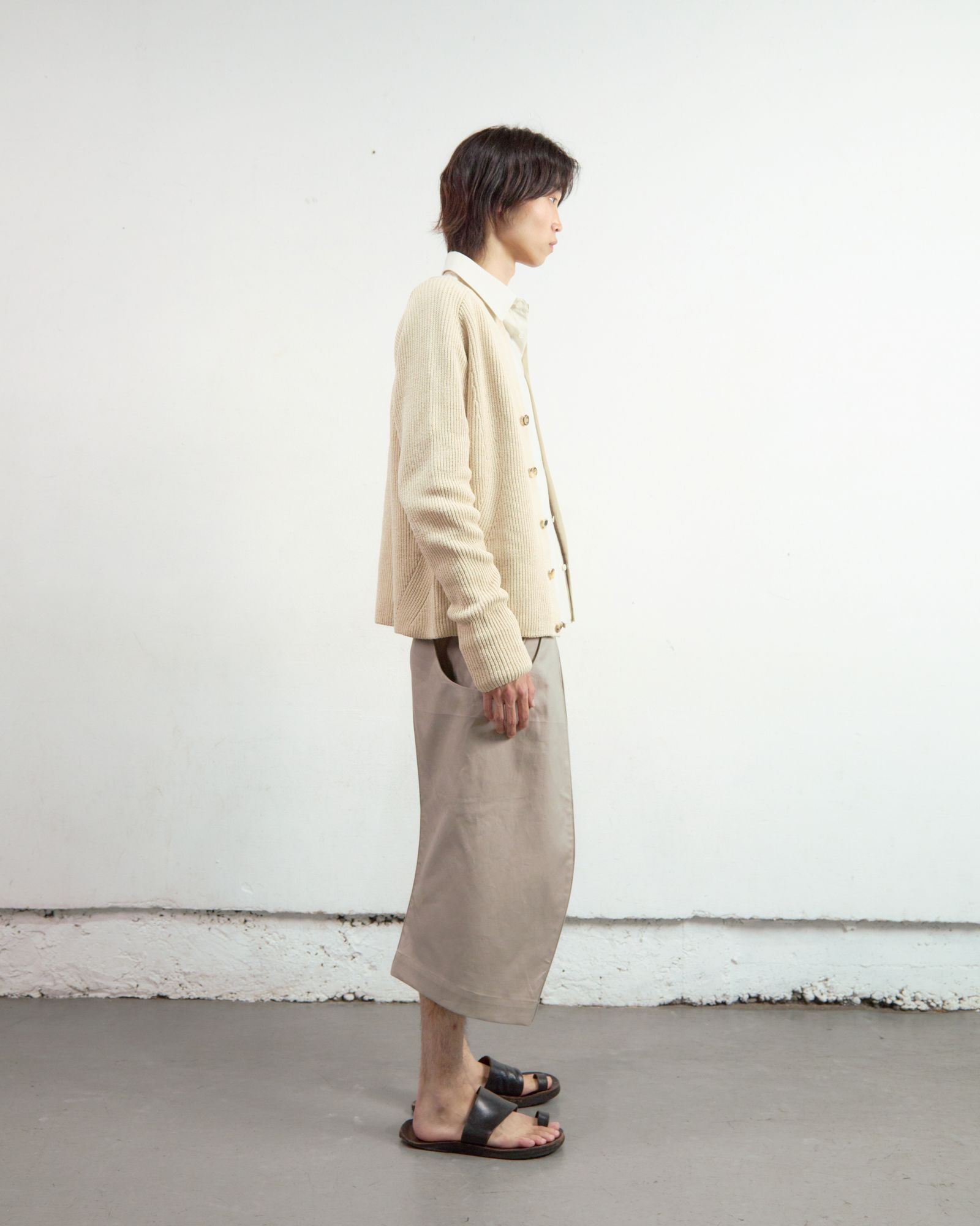 S CURVED UTILITY CAPRI TROUSERS（BEIGE）