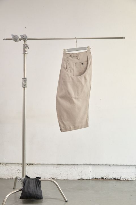 S CURVED UTILITY CAPRI TROUSERS（BEIGE）