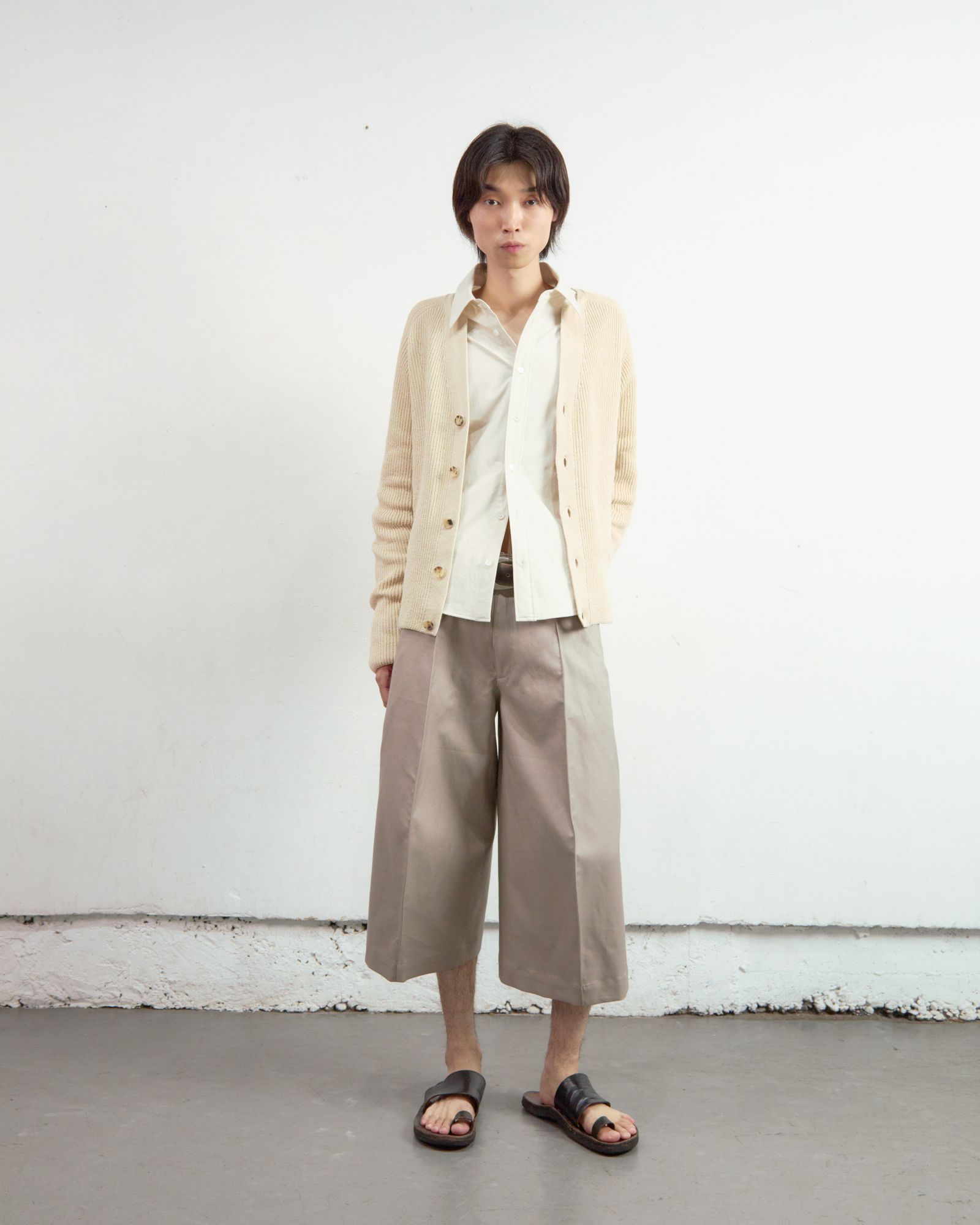 S CURVED UTILITY CAPRI TROUSERS（BEIGE）