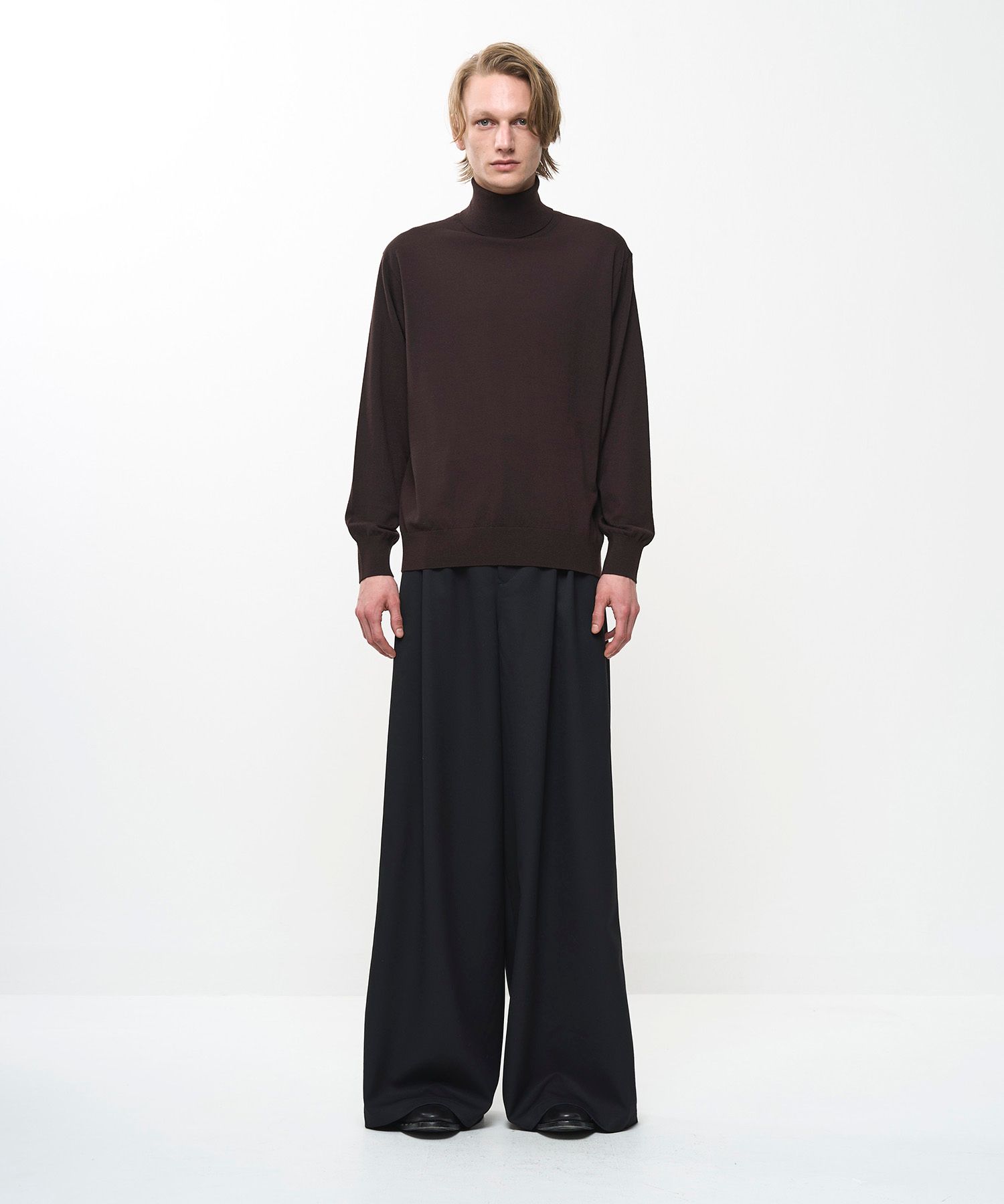 STRUCTURED TURTLENECK KNIT（BROWN）