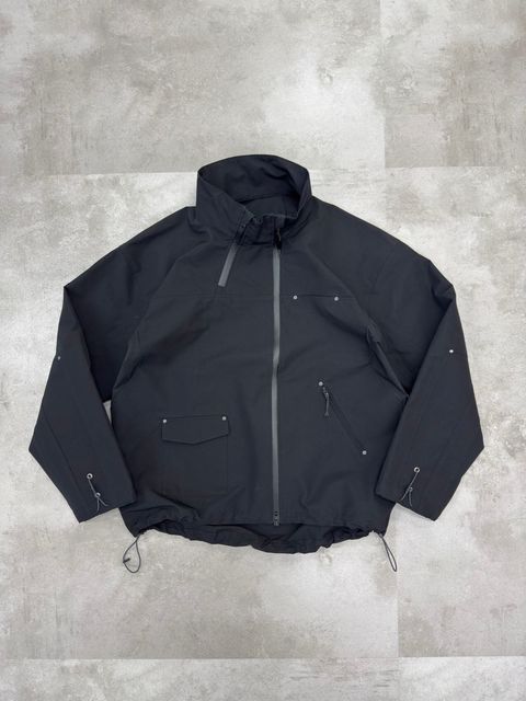 DIAGONAL TECH HOODED JACKET（BLACK）