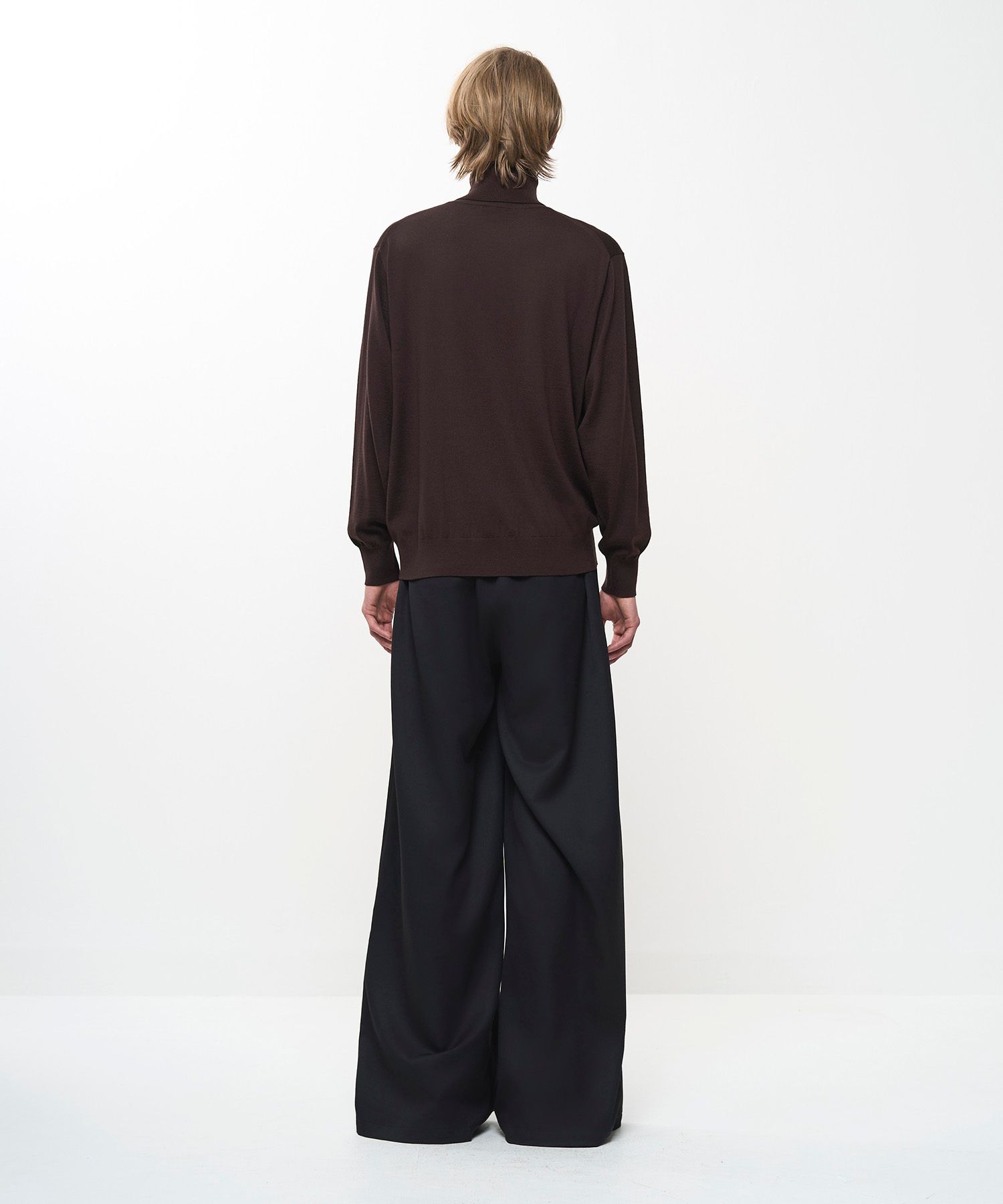 STRUCTURED TURTLENECK KNIT（BROWN）
