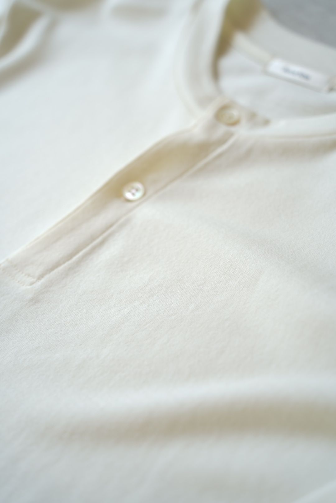 CALM HENRY NECK TEE （ECRU）