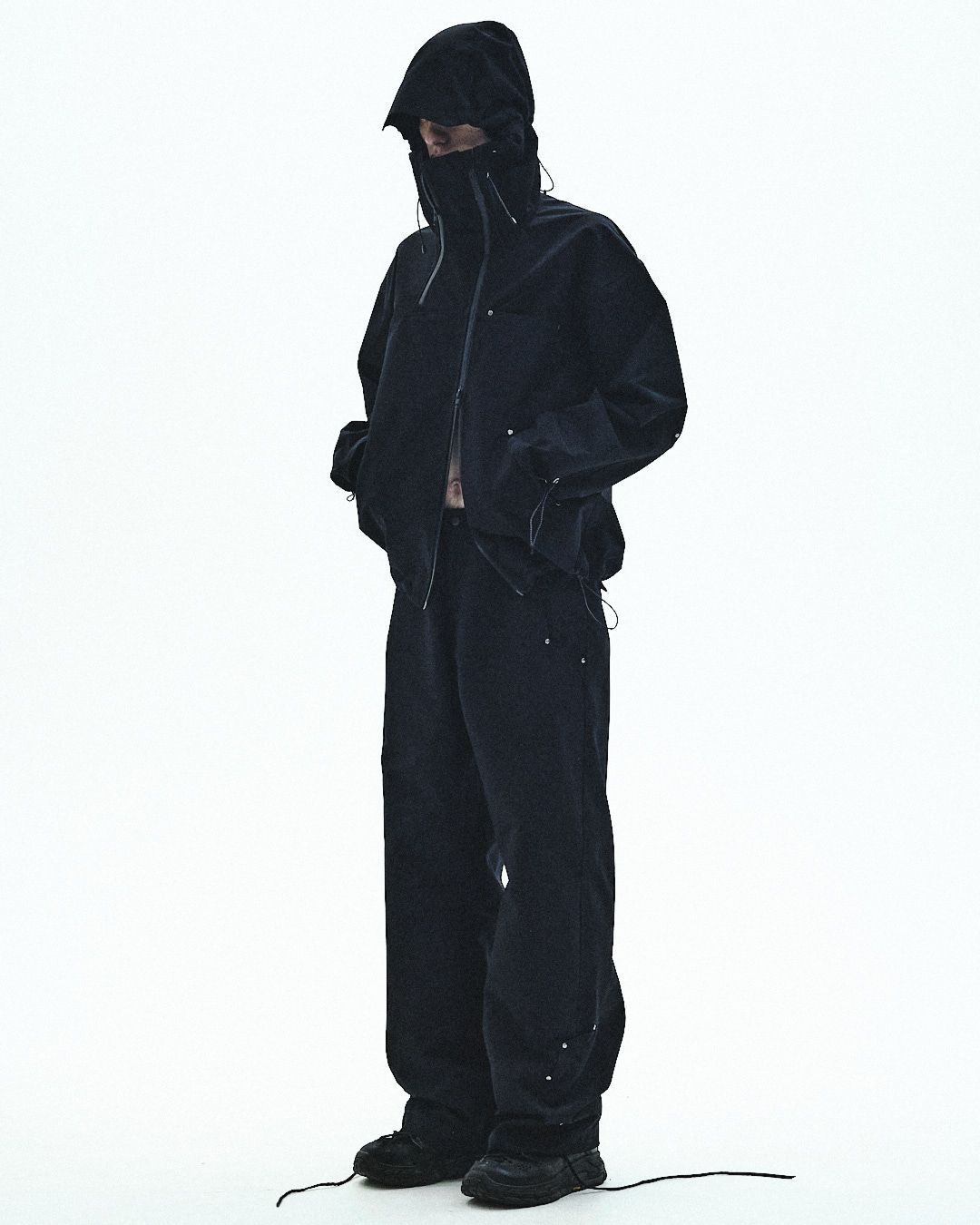 DIAGONAL TECH HOODED JACKET（BLACK）