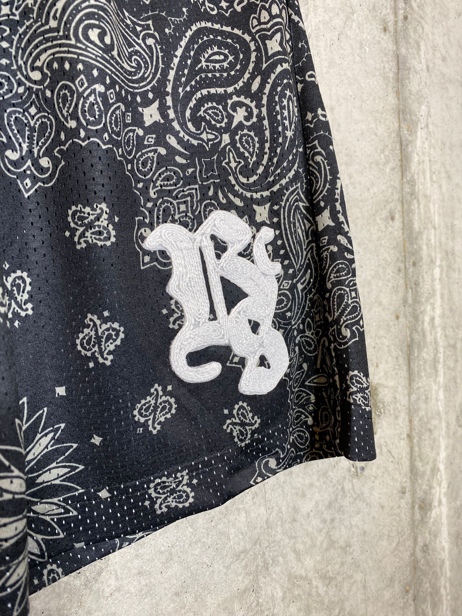 OVERPRINTED BASKET SHORTS/CROCHET BLACK