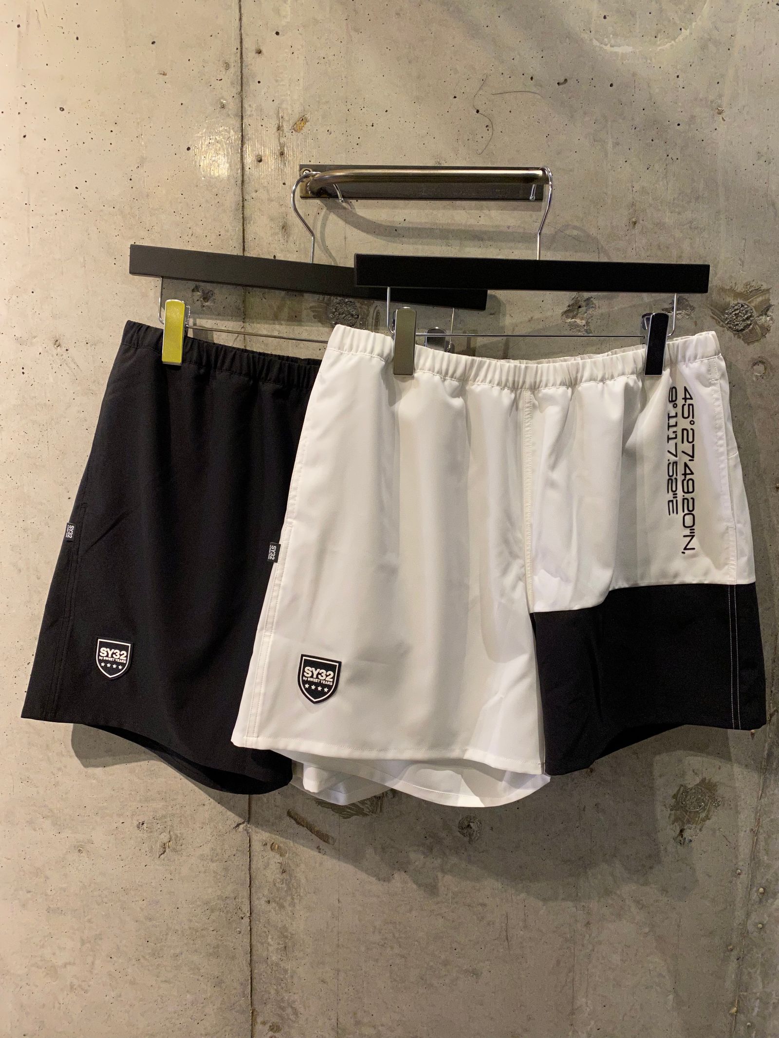 SY32 Shorts / white