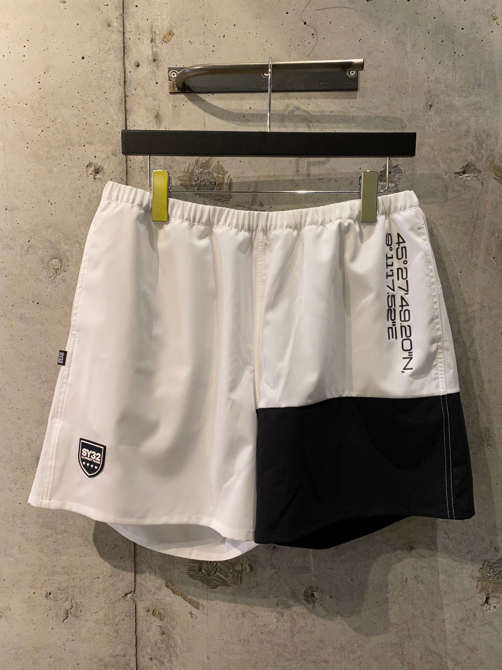 SY32 Shorts / white