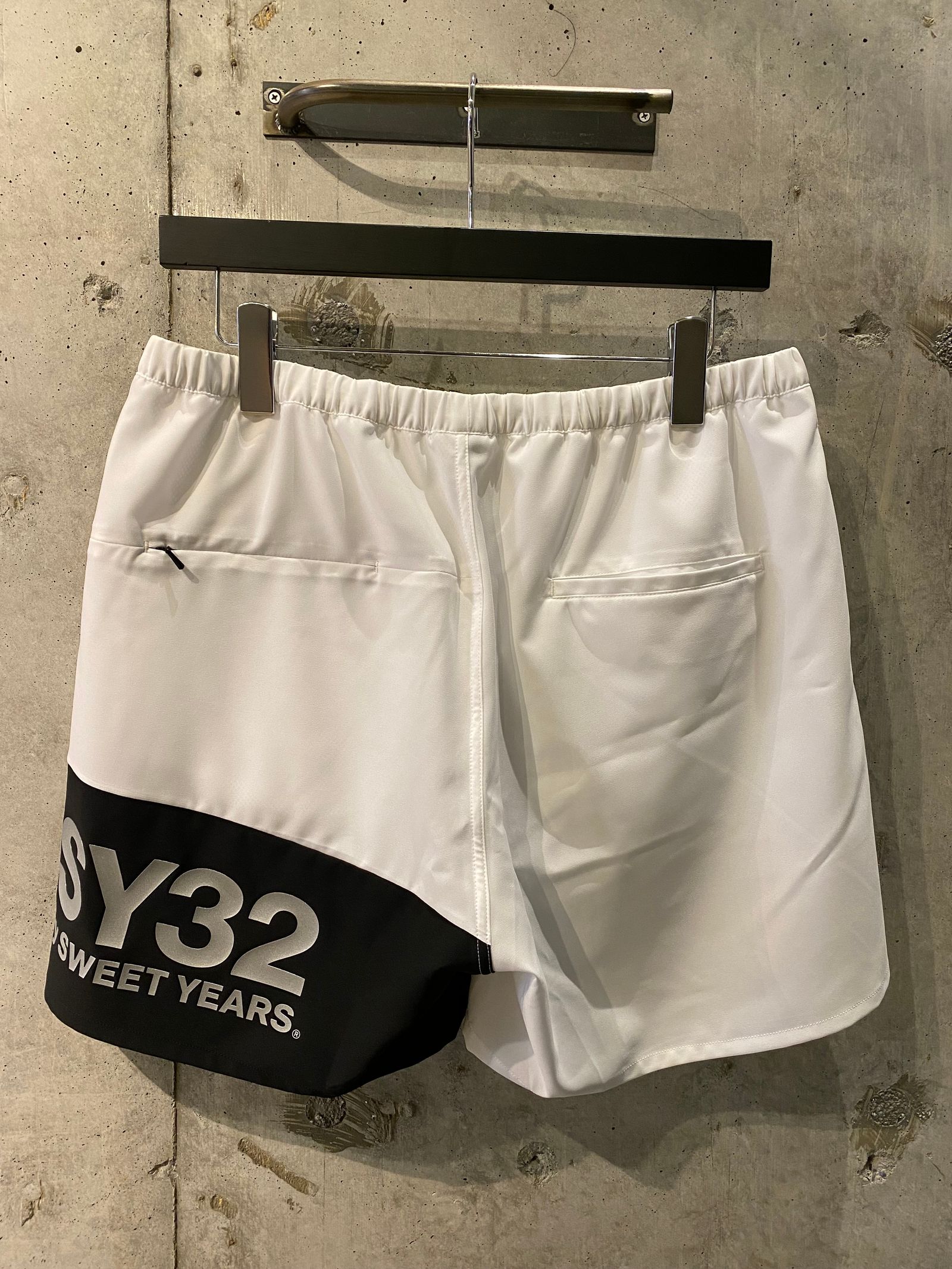 SY32 Shorts / white