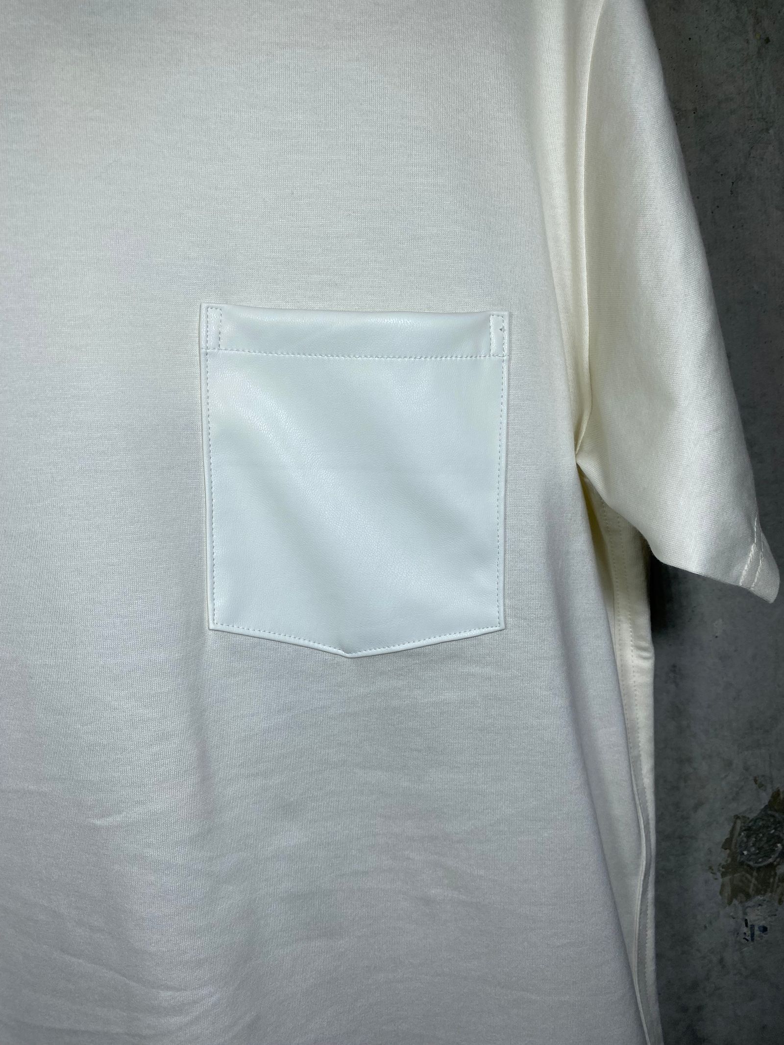 VEGAN LEATHER POCKET TEE/WHITE