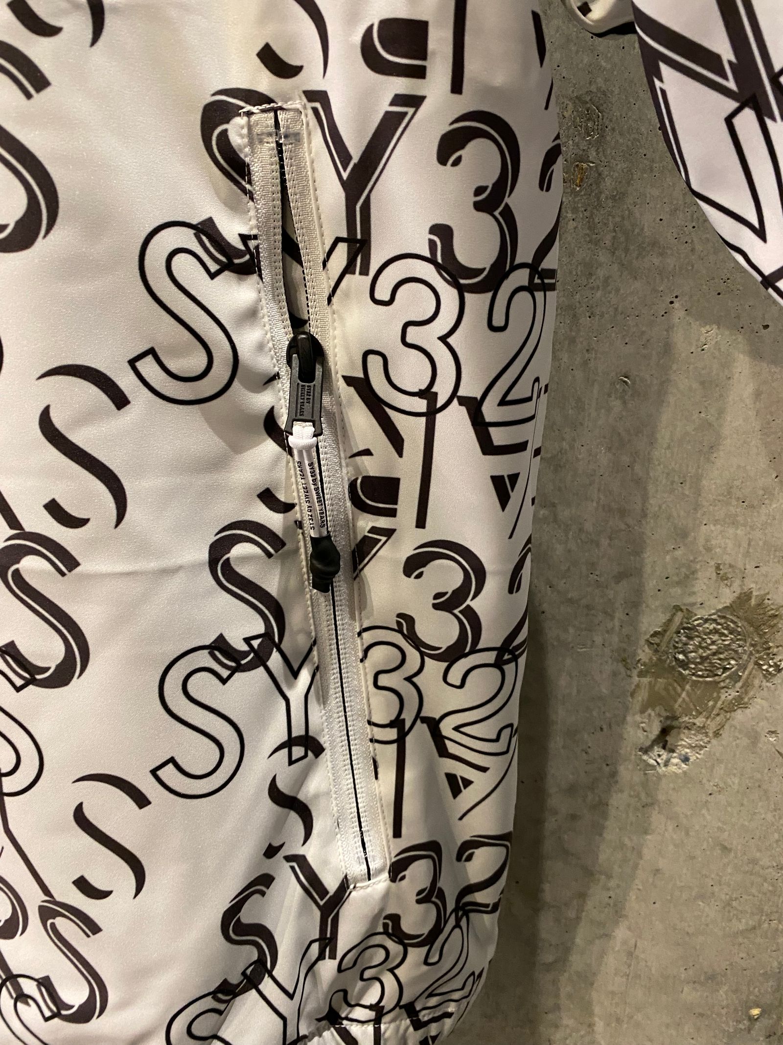 GRAPHICAL STRETCH JK / white