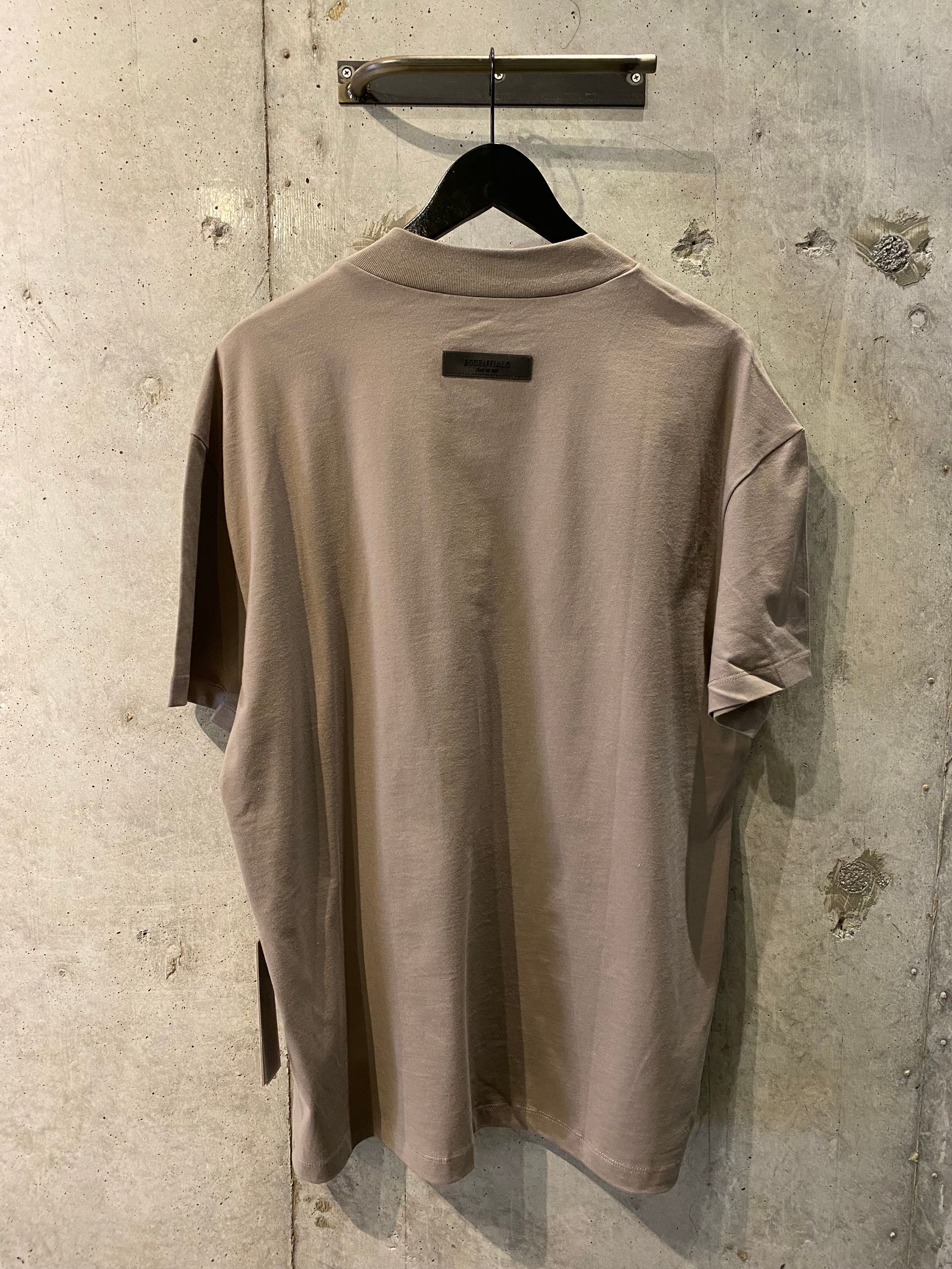 FOG ESSENTIALS - ESSENTIALS Tshirt(BROWN) | R and another stories