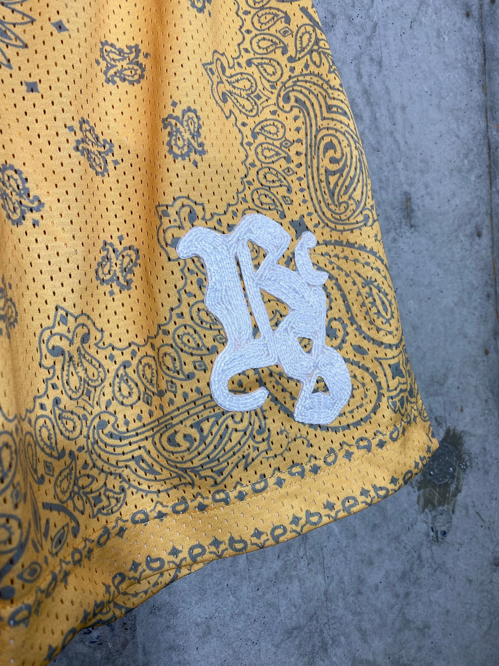 OVERPRINTED BASKET SHORTS/CROCHET YELLOW