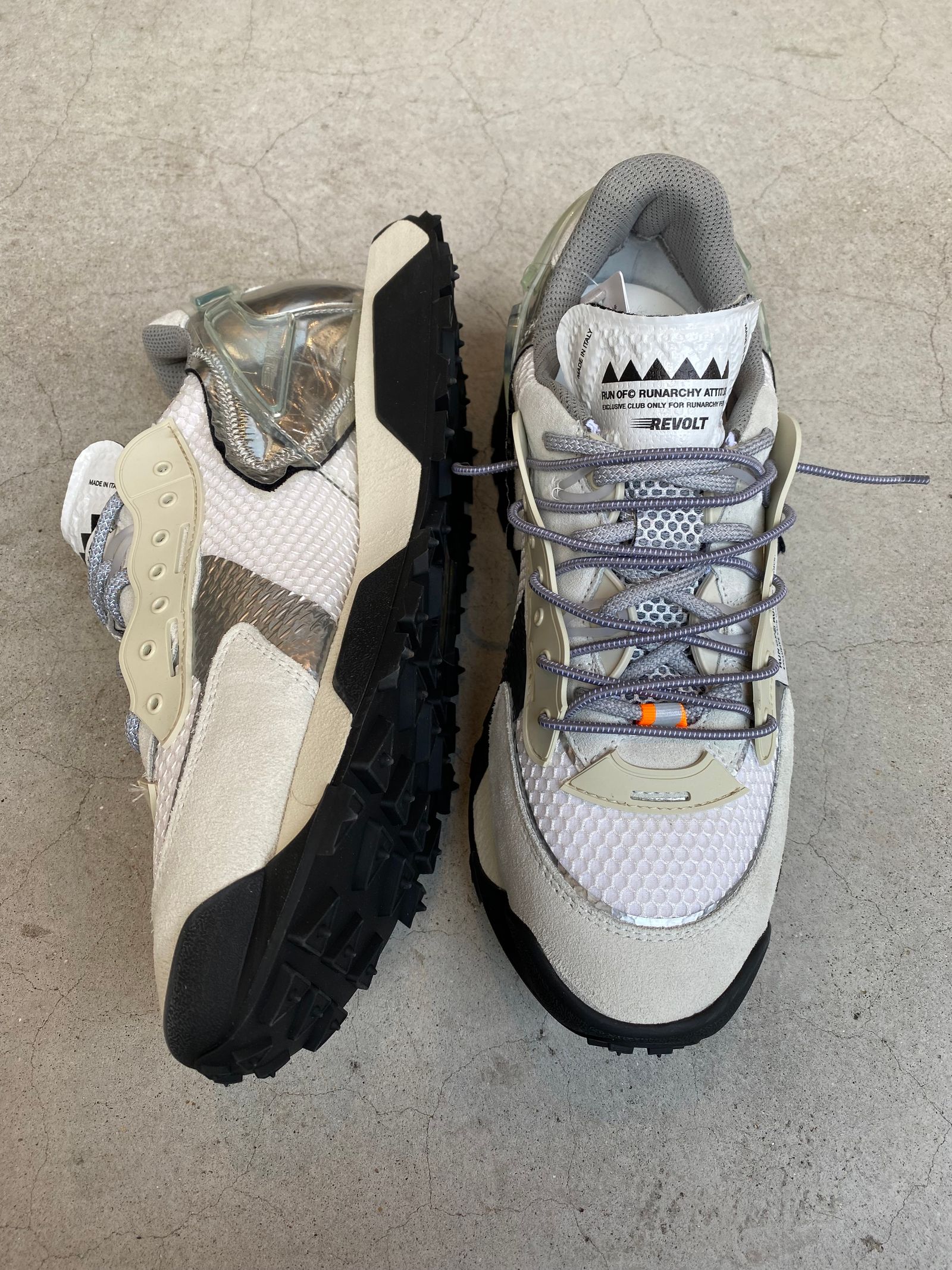 REVOLT run2215b WHITE
