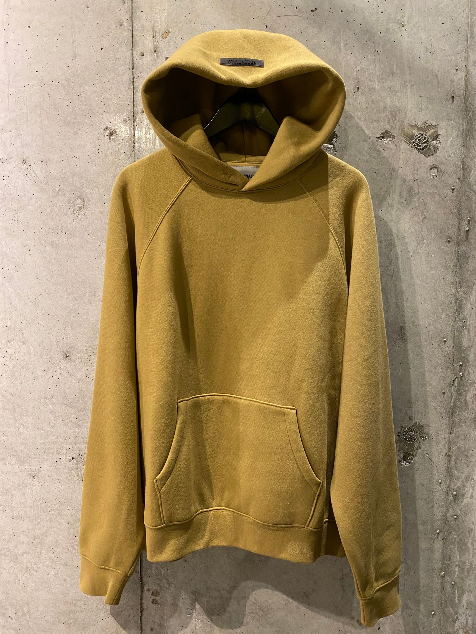 FOG ESSENTIALS PULLOVER HOODIE/amber | R and another ...