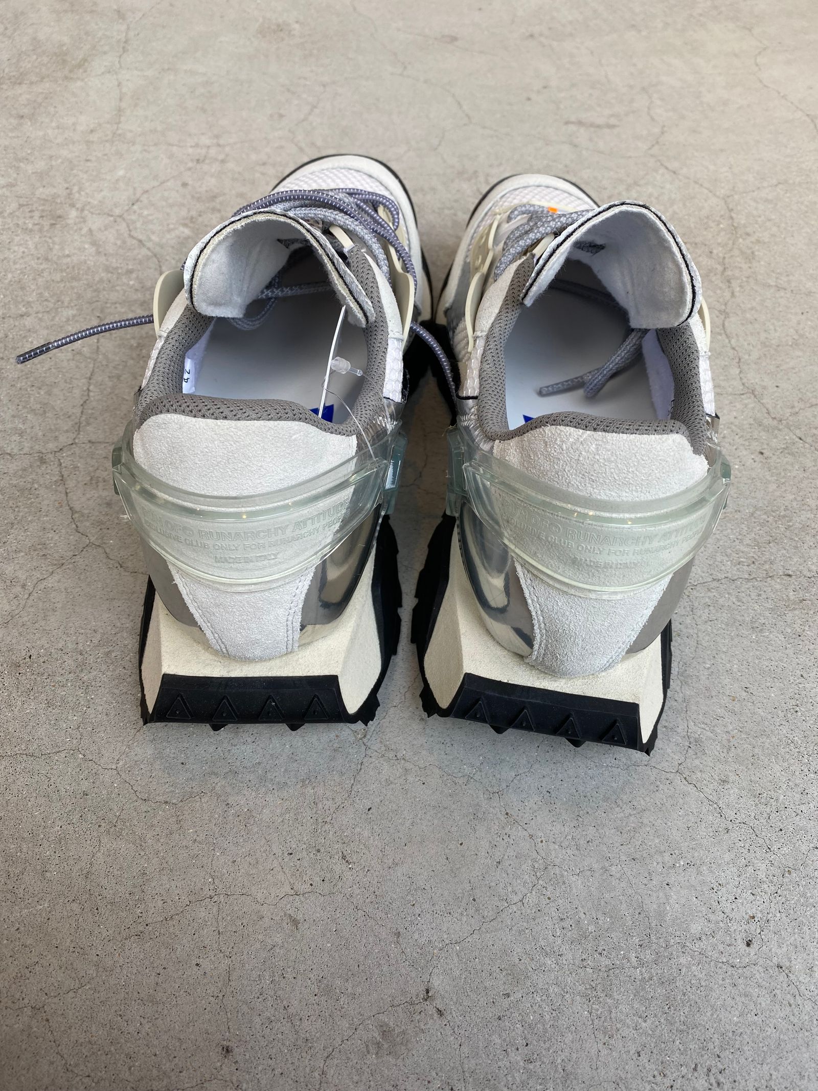 REVOLT run2215b WHITE