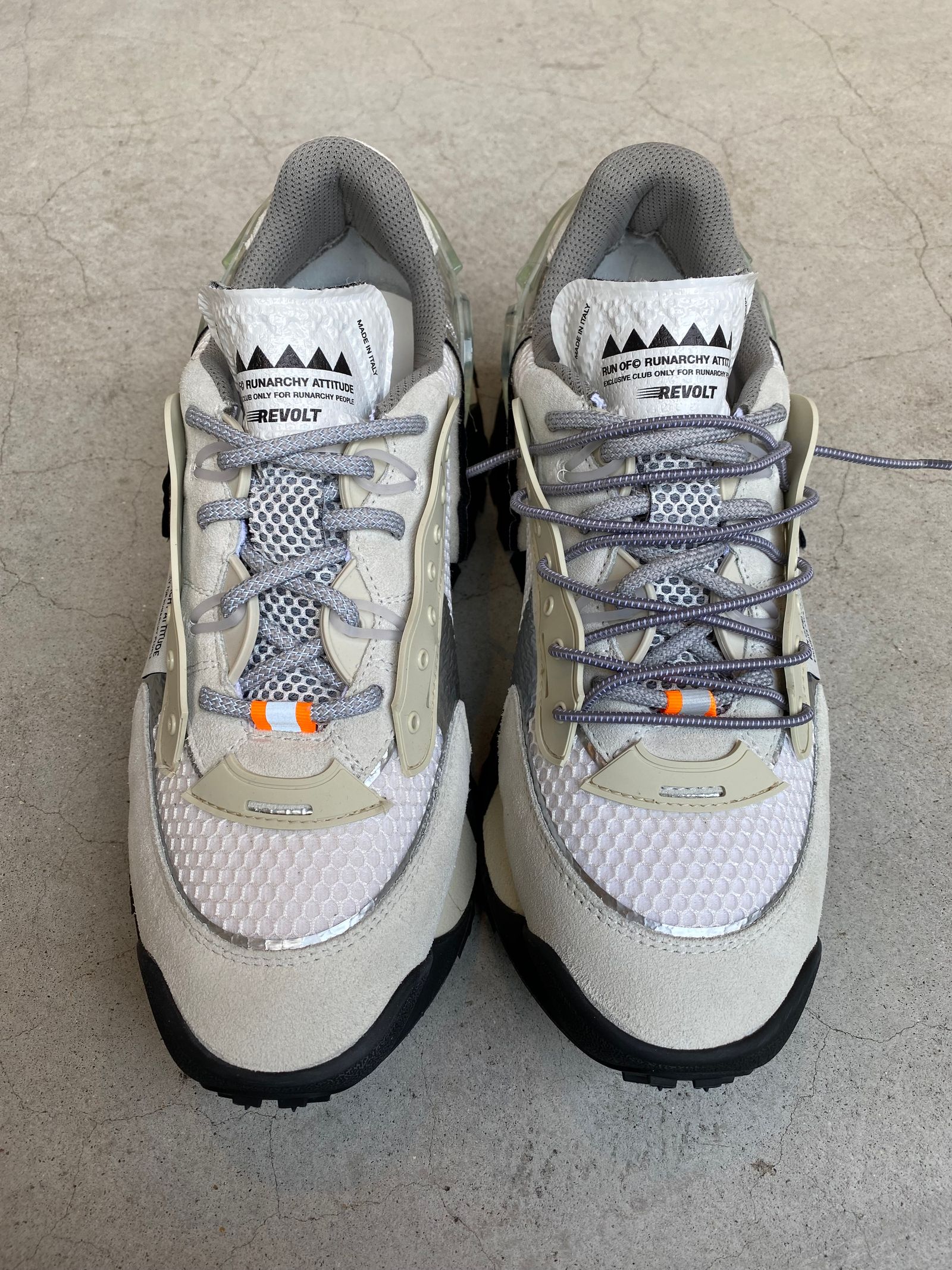 REVOLT run2215b WHITE