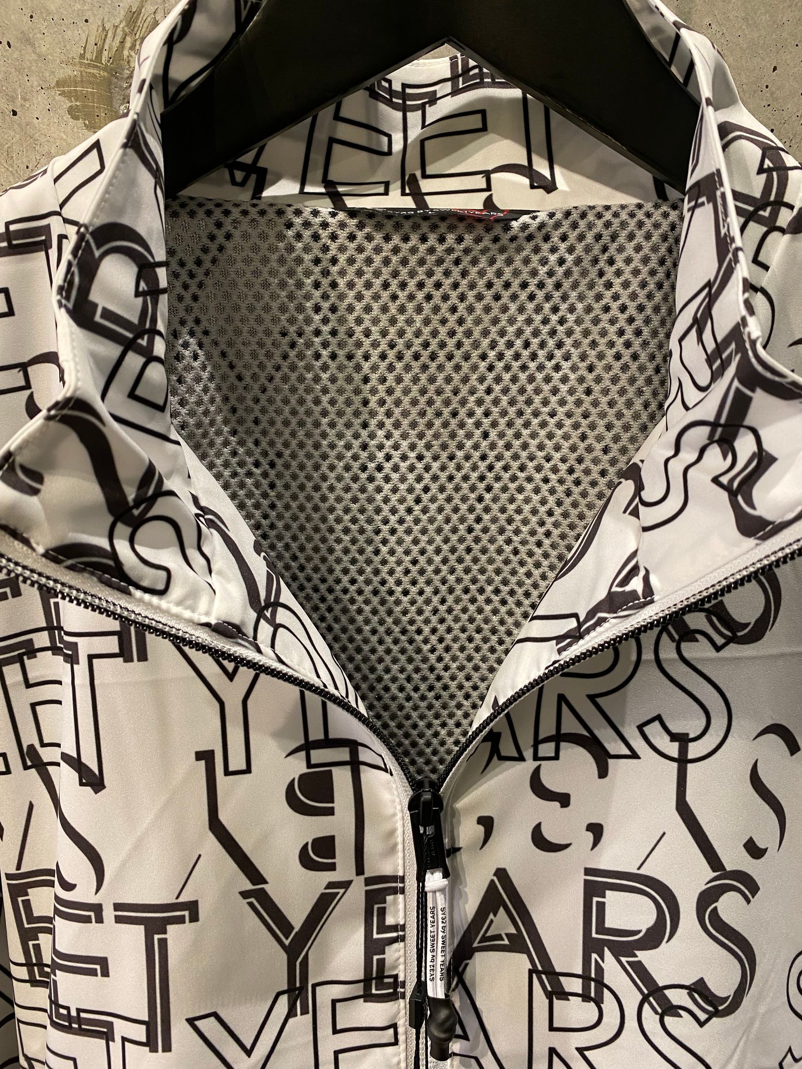 GRAPHICAL STRETCH JK / white