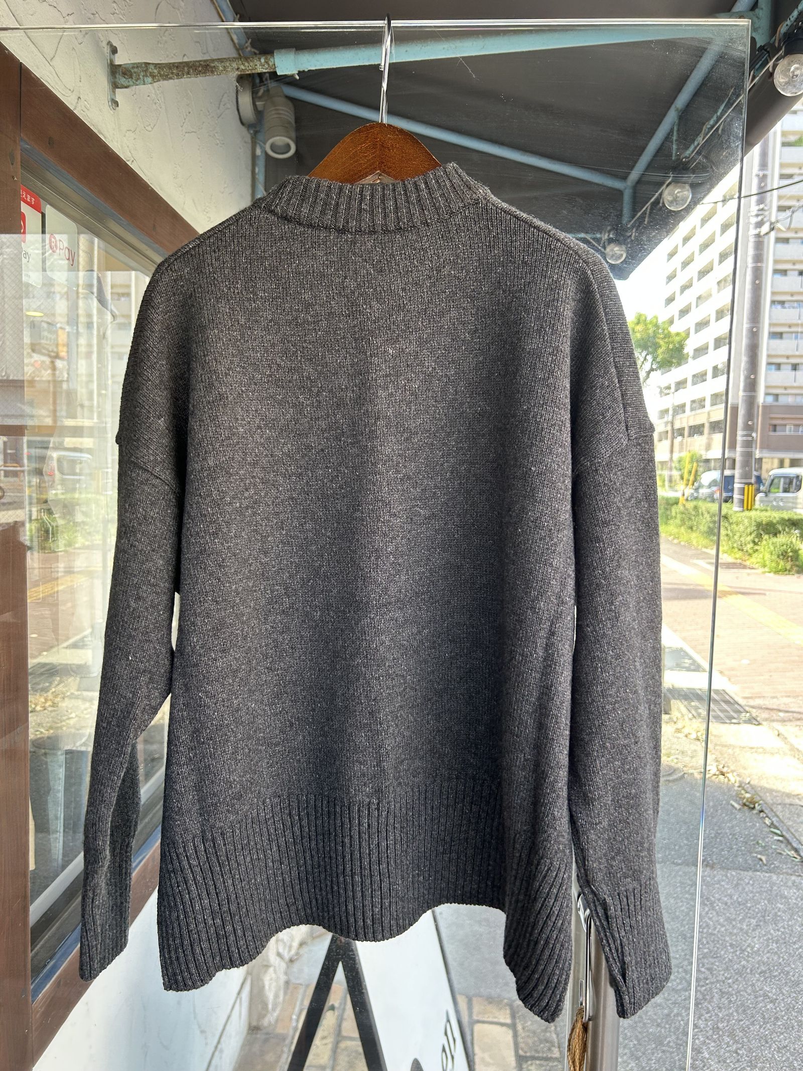 伸び猫コモドニット チャコールxオフ