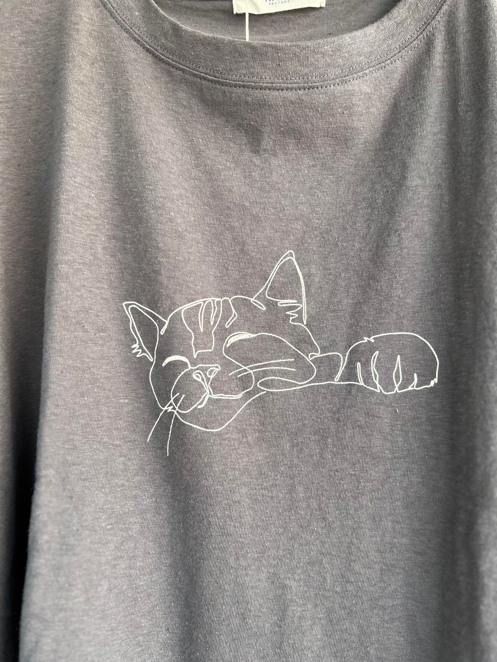 ムラ糸おやすみねこプリントT チャコール