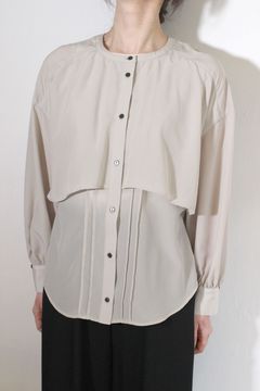 ヴィーナスデシンフラップブラウス ライトベージュ