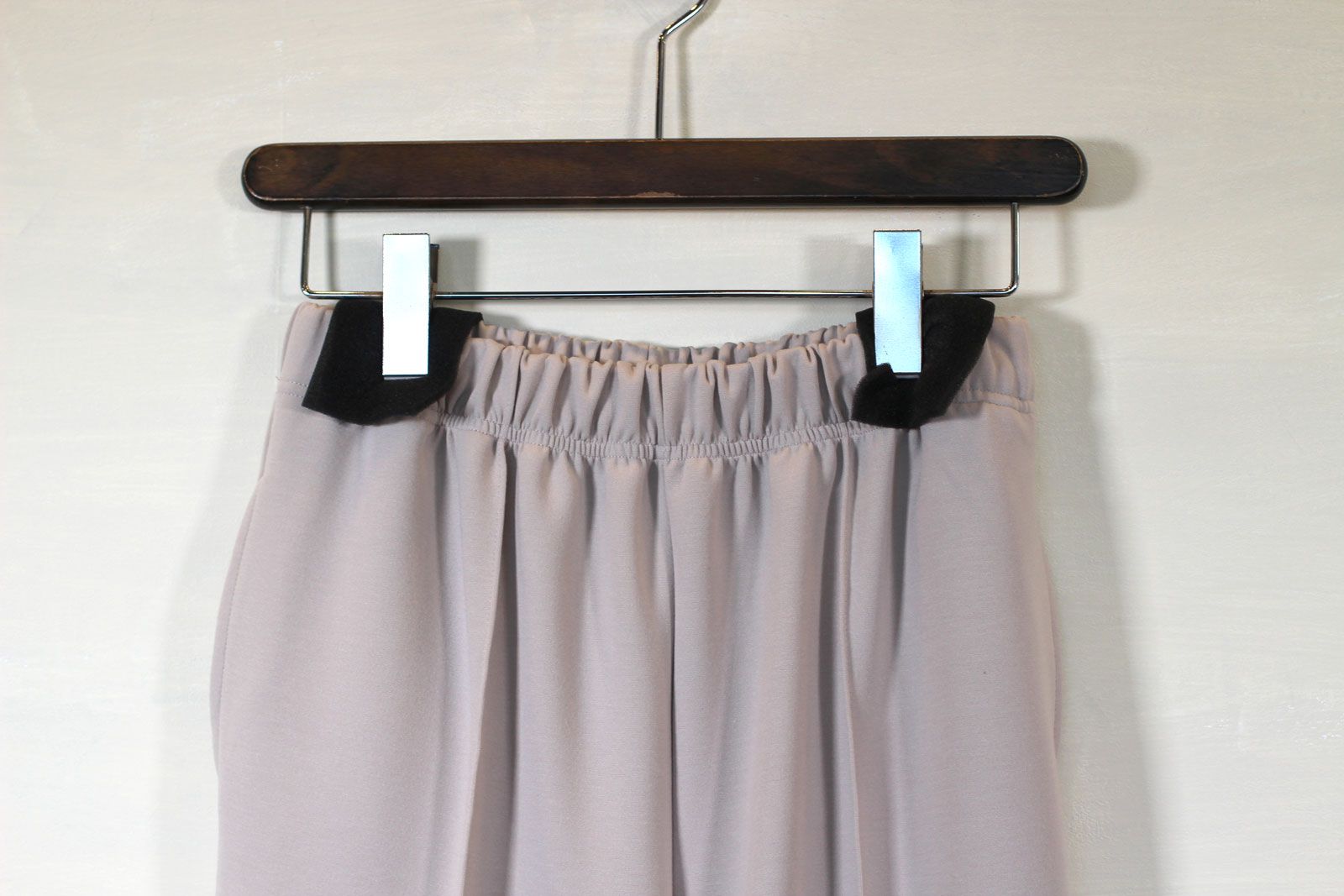裾スリットセンタープレスフレアパンツ ベージュ
