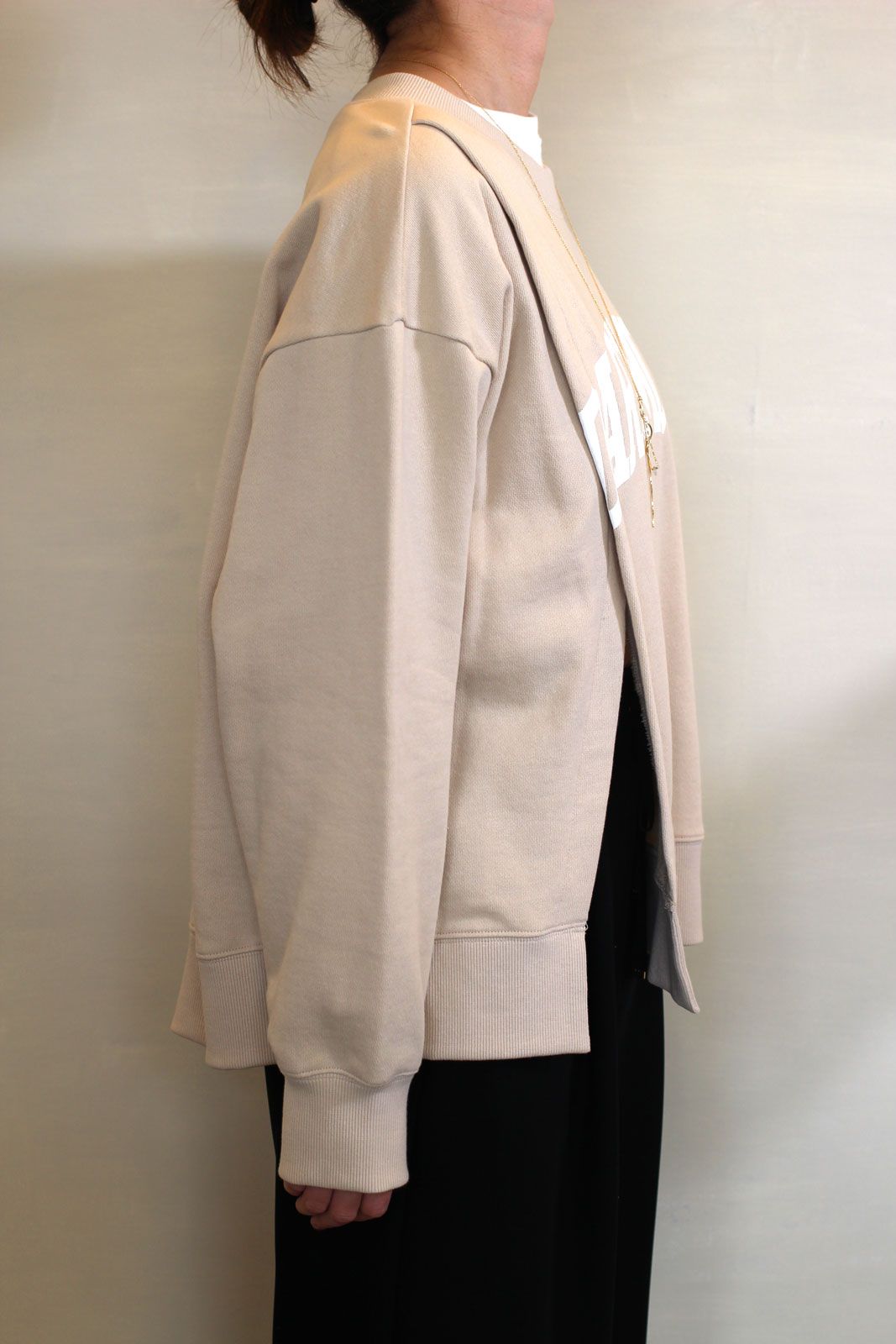 アシンメトリーロゴカットソー ベージュ