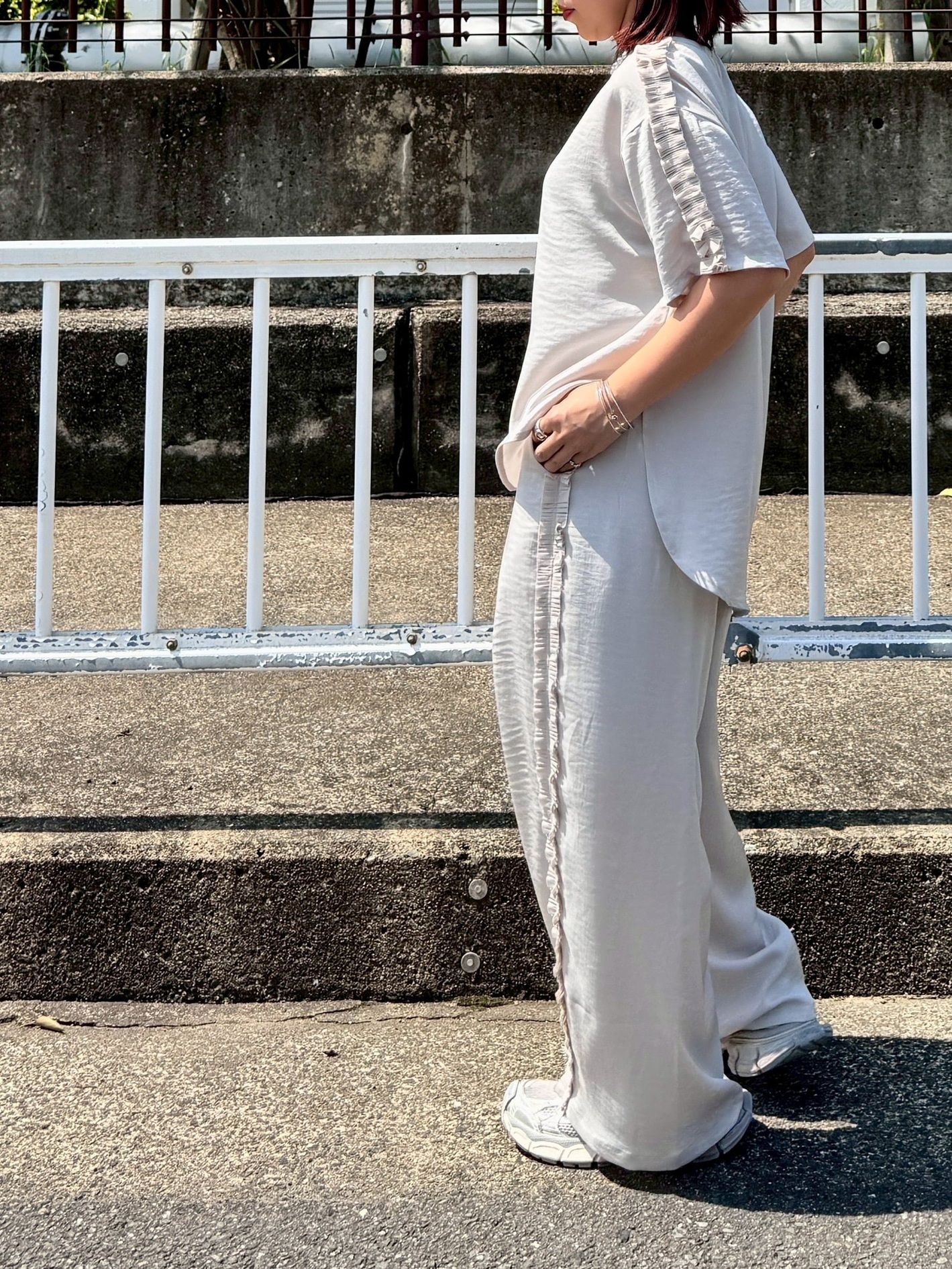 ヴィンテージサテンサイドフリルパンツ グレージュ