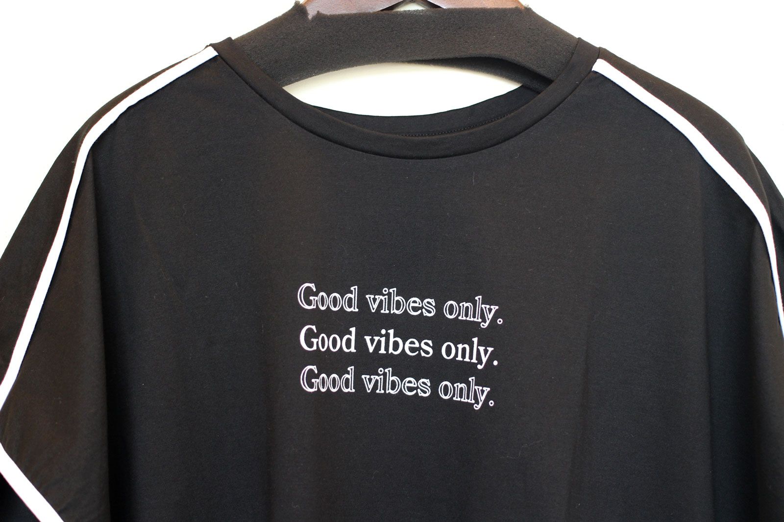 パイピングロゴプリントTシャツ ブラック