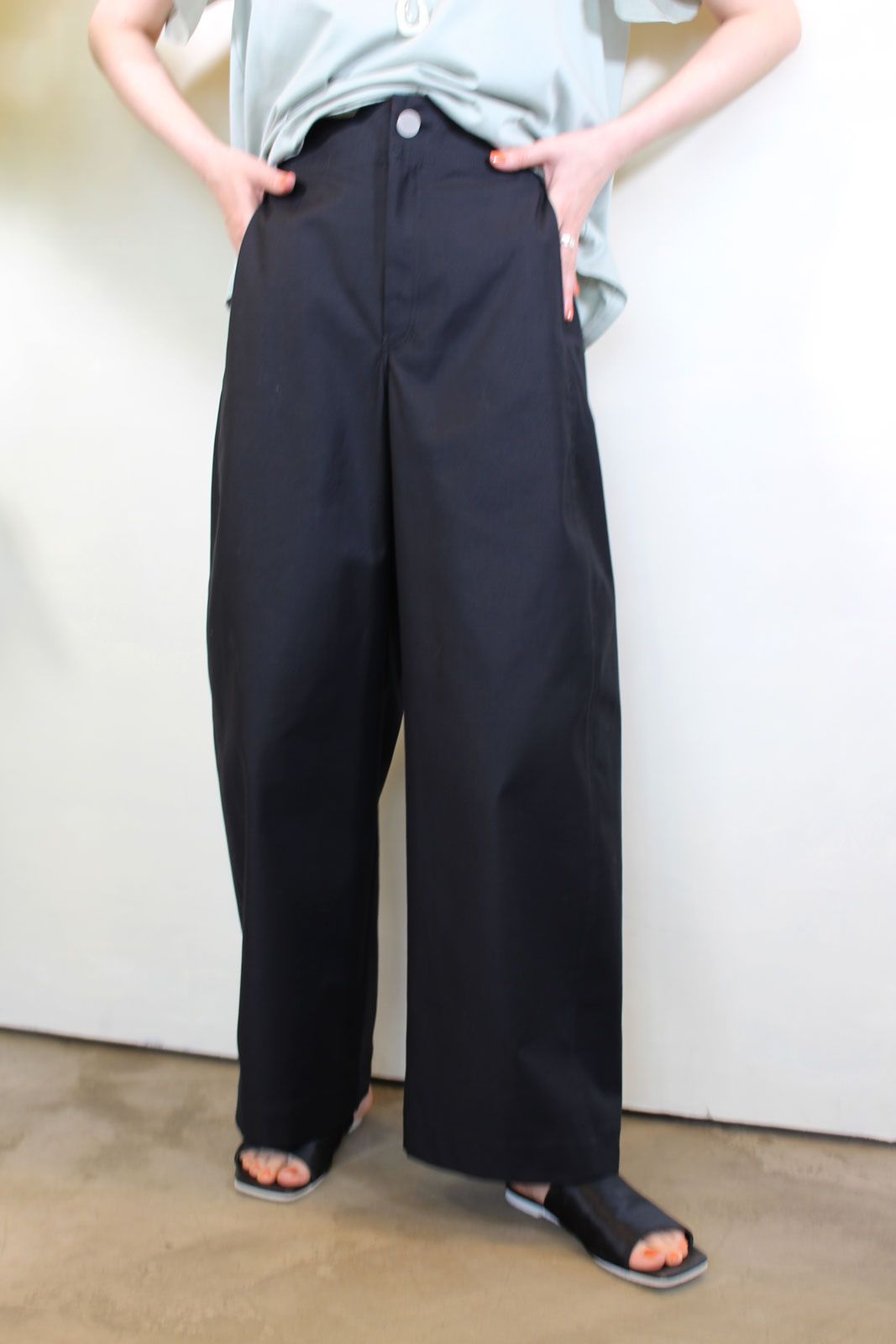バックサテンスラブストレッチコクーンワイドパンツ ブラック